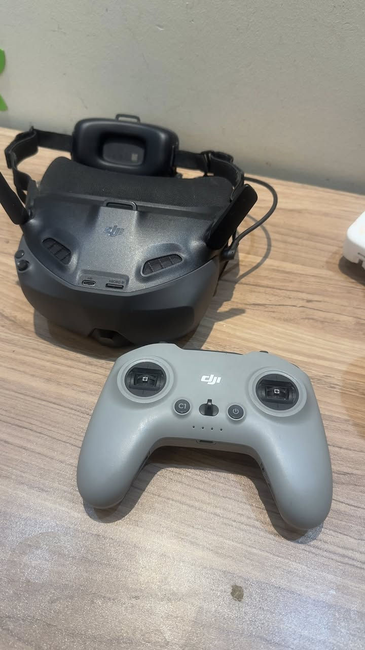 السلام عليكم للبيع نضارة
DJI FPV Goggles N3 + جهاز التحكم (Remote Controller): DJI FPV النضافة‎%‎ 99

Controller 3 للتوصل واتس *********** السعر خاص ￼￼

