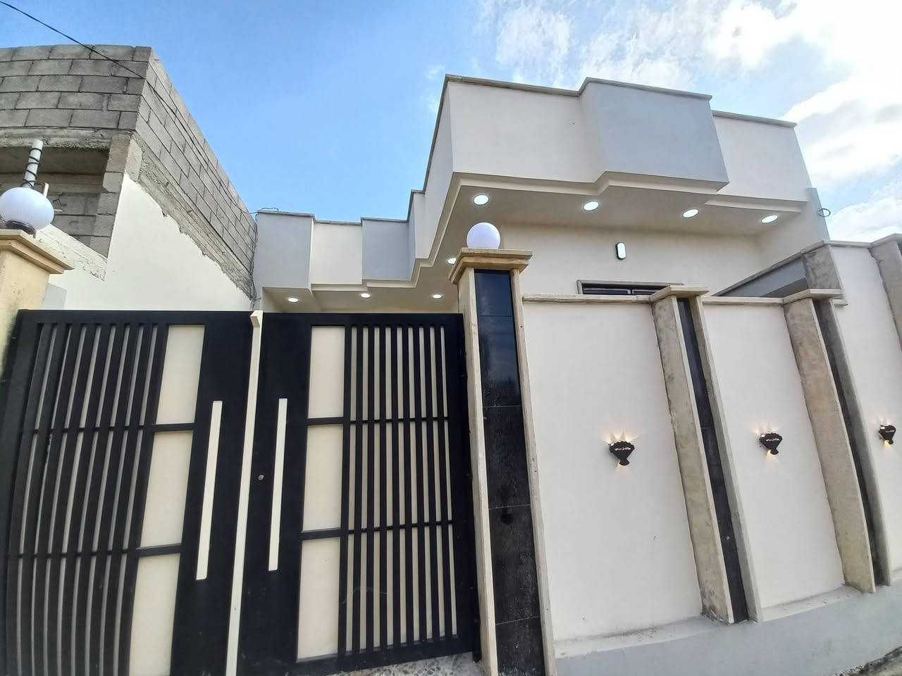 بيت للبيع العنوان القوسيات قرب المدرسه الصينيه 🏤المساحه ١٩٠متر خدمات كامله شارع تبليط ➡️سعر مناسب 🚪الاستفسار الاتصال على الرقم 📲***********
***********
