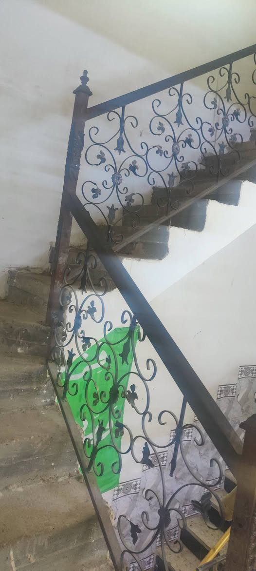 دار للبيع 🏫
📍 العنوان: الدسيم - قرب سوك الدسيم
📐 المساحة: 110 متر 
🔹 يتكون من طابقين
🔹 يحتوي على /
🔹  استقبال+ صالة كبيرة+ غرفه+ مطبخ + حمامات 
🔹 الطابق الاول يحتوي على/ 
غرف عدد 3 + صالة 
الطابق الاخير / غرفة سقفها  سندويج + بيتونه 
🔹 الدار نظيفة وجاهزة للسكن
💰 السعر:  85 مليون و قابل للتفاوض 
📞


**إذا كنت صاحب هذا الإعلان وتريد حذفه لأي سبب، رجاءا أرسل رسالة إلى الدعم الفني**