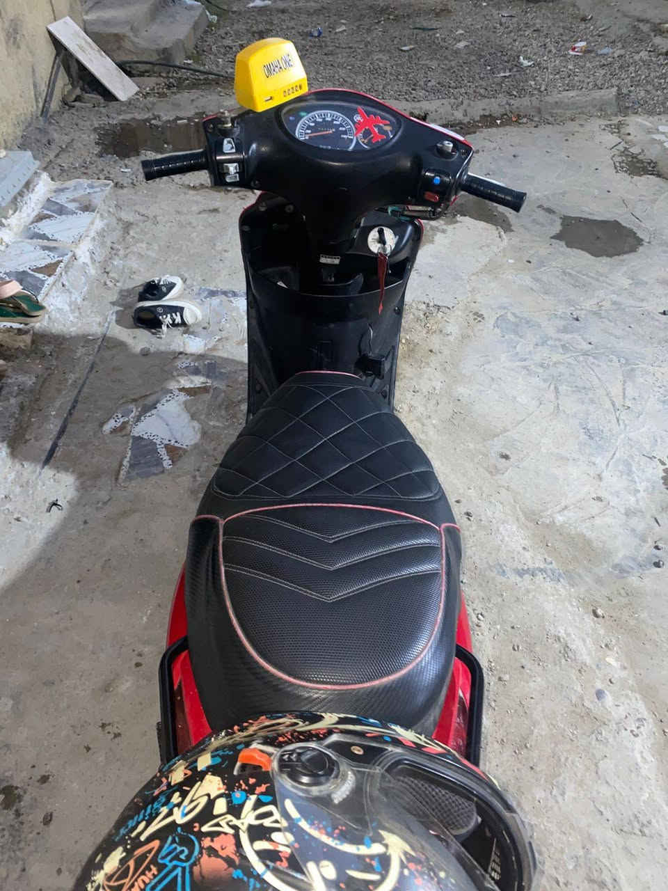 للبيع
دراجه اكزز اتريت ياباني اصل موديل 2015 ممشى الدراجه 25الف 
اللون احمر مميز 🍓
الدراجه صار شهرين من طلعت من الرمبه طلعت قبل راس السنه بـ يومين اخذتها ماشيه 23 الف بيها كشن رياضي بلادي اصلي جاي من اليابان يطلع سعره من 80 الى 100 الف
وبيها دكمه دبل اشاره وبيها شخاطه مال جداحه ومنفذ USB
كل ذني جايات مناك بلاد مكفوله كفاله عامه ماعده وجه الدشبول شويه من يم الاشاره اثر طخه بسيطه مبين بـ الصور الدراجه برغي ممفتوح منها ومكينتها شرط بـ الكارتون ع وضعها البلادي 
ويين ميعجبك روح افحص اوتجيب فيتر  وتفحص براحتك 
الدراجه نضيفه بـ معنى الكلمه ومداريها من جبتها لليوم دهنها موتل ما امبدل غيره ابد وشرط اجيبه من الوكيل الي بـ السنك يعني الدراجه ع ايدي 
السعر مليون و 375 وبيها مجال وتشلع عيوني
متواجد فيس او واتساب او رصيد ***********
