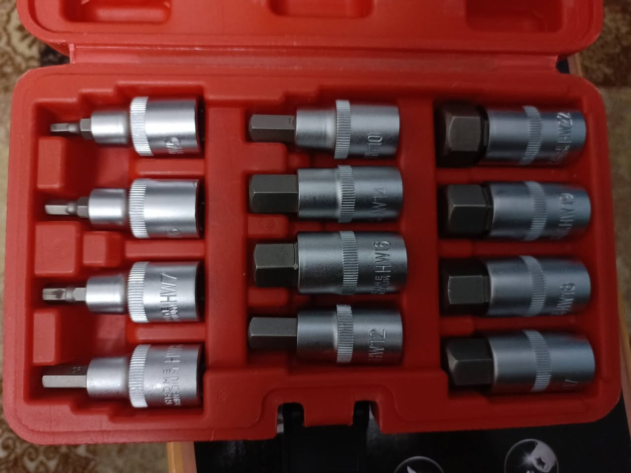 سيت النكي ١٢ قطعة من قياس 5 الى 22
 مجموعة مفكات ألن سداسية (Hex Bit Socket Set) مصنوعة من فولاذ الكروم والفاناديوم، وتأتي في علبة تخزين حمراء. 
المكونات: تتضمن المجموعة لقمًا سداسية بمقاسات مختلفة تتراوح عادة من HW5 إلى HW22. 
المواصفات: اللقم مصممة للاستخدام مع مفكات ذات مقبض مربع بحجم 1/2 بوصة (1/2" drive). 
المواد: مصنوعة من فولاذ الكروم والفاناديوم (Cr-V) لضمان القوة والمتانة ومقاومة التآكل. 
الاستخدام: تستخدم لربط وفك البراغي والمسامير ذات الرأس السداسي في أعمال الصيانة الميكانيكية والسيارات.


**إذا كنت صاحب هذا الإعلان وتريد حذفه لأي سبب، رجاءا أرسل رسالة إلى الدعم الفني**