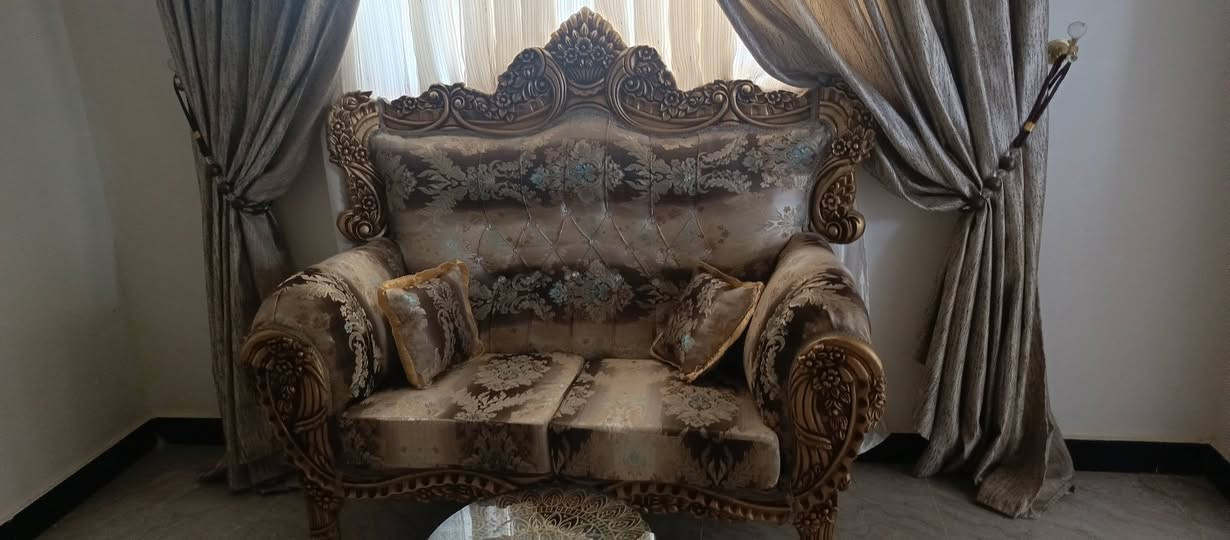 السلام عليكم
قنفات ملكي تخم كامل حاله ممتاز جديد 
متكون من 10 مقاعد 
مع كوشات 8 مع سيت طبلات 3 
النجف مجمع ابو تراب 
السعر 750 الف 
الإتصال ***********
