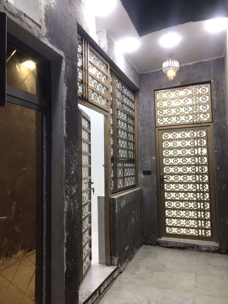 بيت للبيع المساحة 100 م خلفي بناء حديث طابق ونص فارغ حاليا جاهز للسكن محتويات البناء ) الطابق الاول غرفة النوم وصالة ومطبخ صحيات داخلية وخارجية مع استقبال الطابق الثاني غرفة النوم وصالة بناء فول مواصفات) العنوان الصالحية قريب على شارع القائد ب فرع الإتصال على *********** ابو علي الاسدي إذًا عجبك المكان تعال للمكتب ودزك علية احسن
