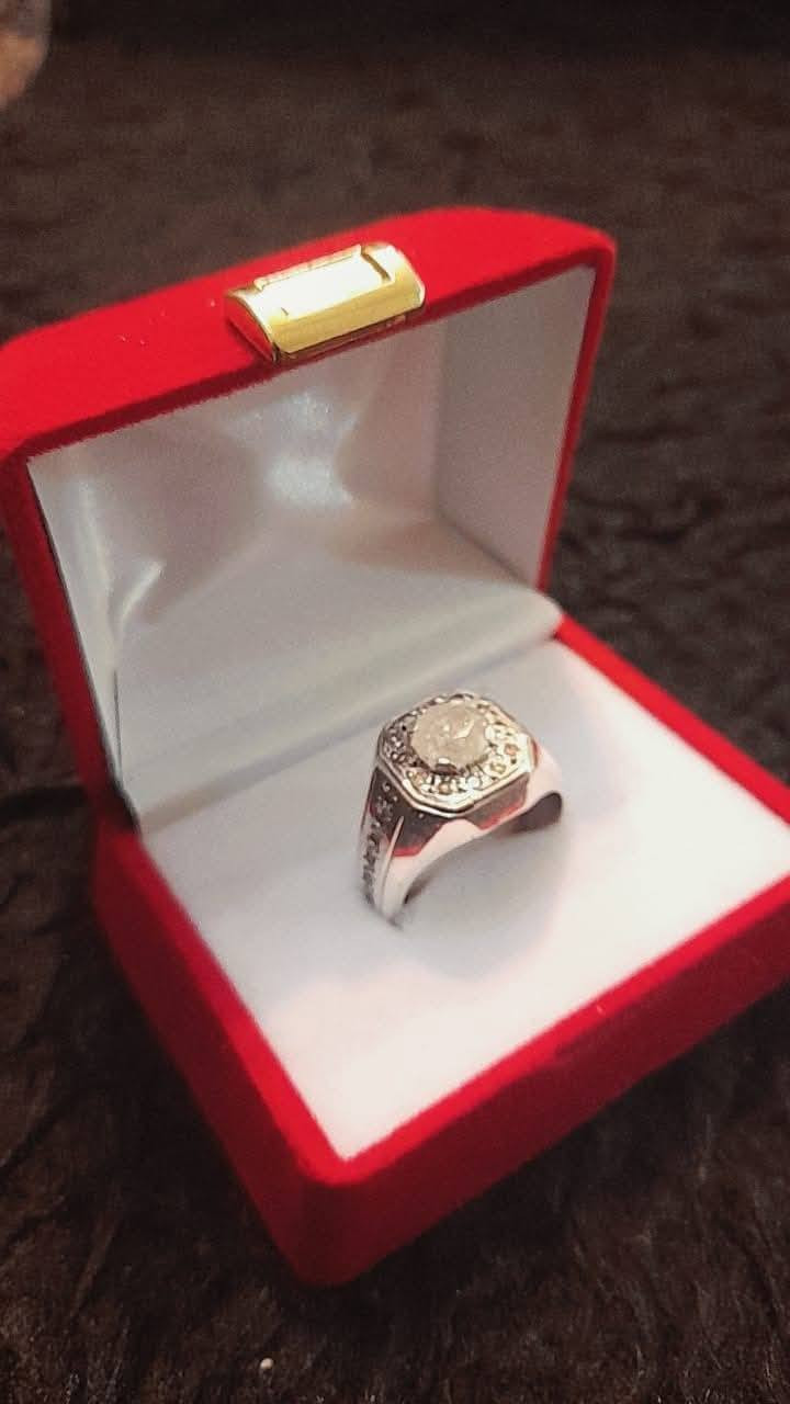 خاتم من الفضة مرصع بالالماس البلجيكي الحر في محيطه وعلى جانبيه ايضا بحجم قيراط ، و تتوسطه ماسة خشنة نسبيا بحجم ( 2 قيراط ) قيراطين ،،،  معروض لدى ( الدار العالمي للانتيك )
هاتف /  ***********      واتساب & فايبر
