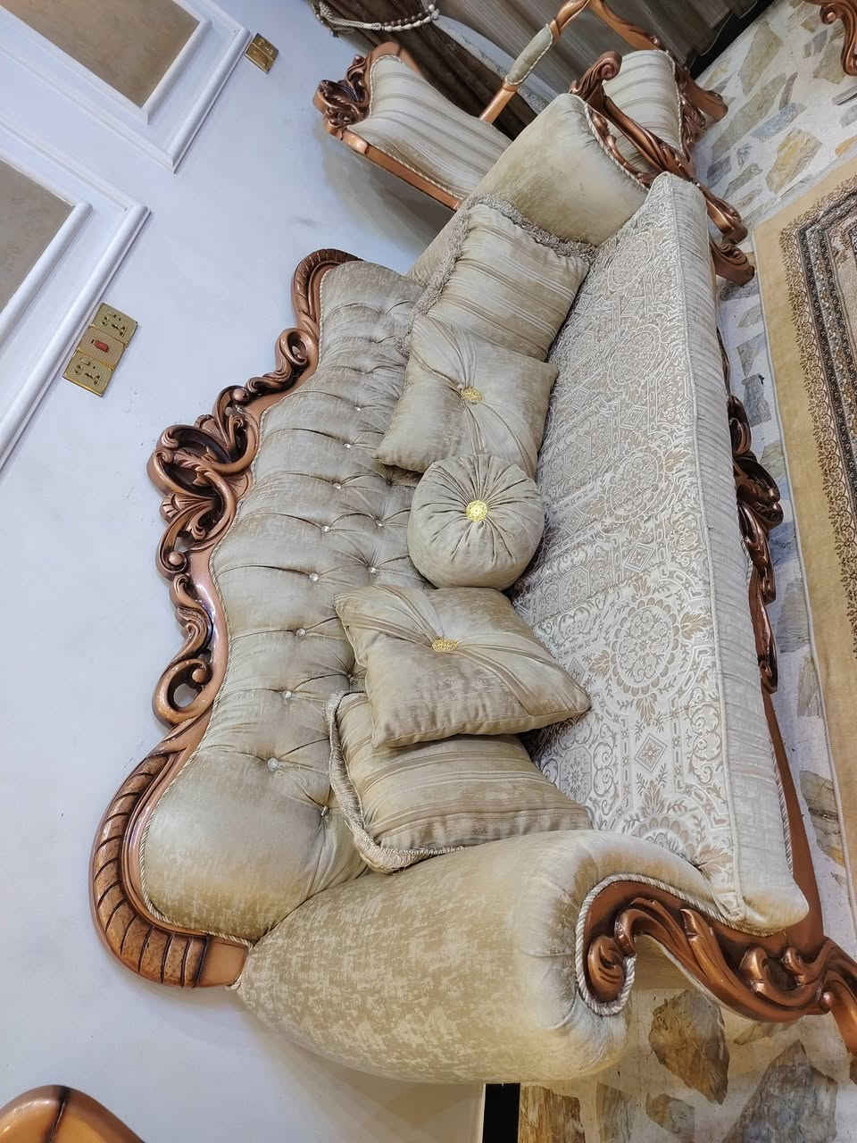 تخم زان ملكي تركي  كلش نضيف 10 مقاعد مع طبله وسطيه العنوان مدينه الصدر للاستفسار خاص او الاتصال بالرقم ***********
