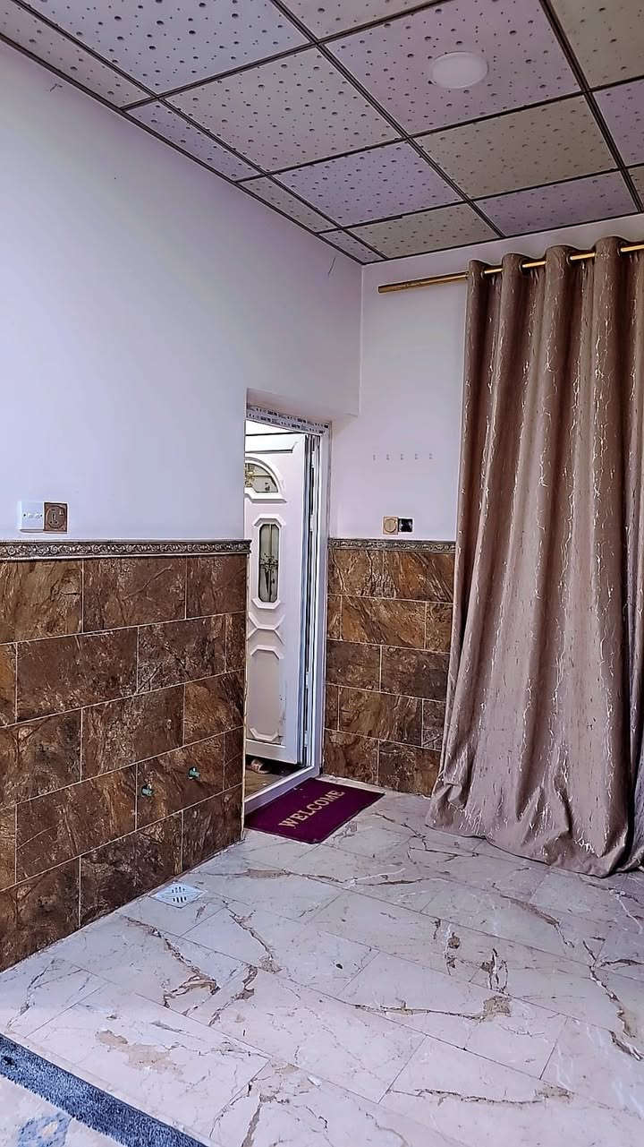 💐على بركة الله💐

🏡 دار للبيع

📍 الموقع: المشخاب – حي الشهيد الصدر (خلف مدرسة اقرأ)

📐 المساحة: 200 م²
📏 الواجهة: 10 م
📏 النزال: 20 م

🏗️ المواصفات:
 • أساس صب كونكريت
 • بناء طابوق نظيف
 • أرضية مرمر
 • سقوف ثانوية
 • ترميم جديد

🏠 التفاصيل:
 • 3 غرف
 • استقبال
 • صالة
 • مطبخ
 • منورين
 • 3 حمامات

📞 للاستفسار:
***********
***********
او مراجعة مكتب حسن الابراهيمي لبيع وشراء العقار
⸻
