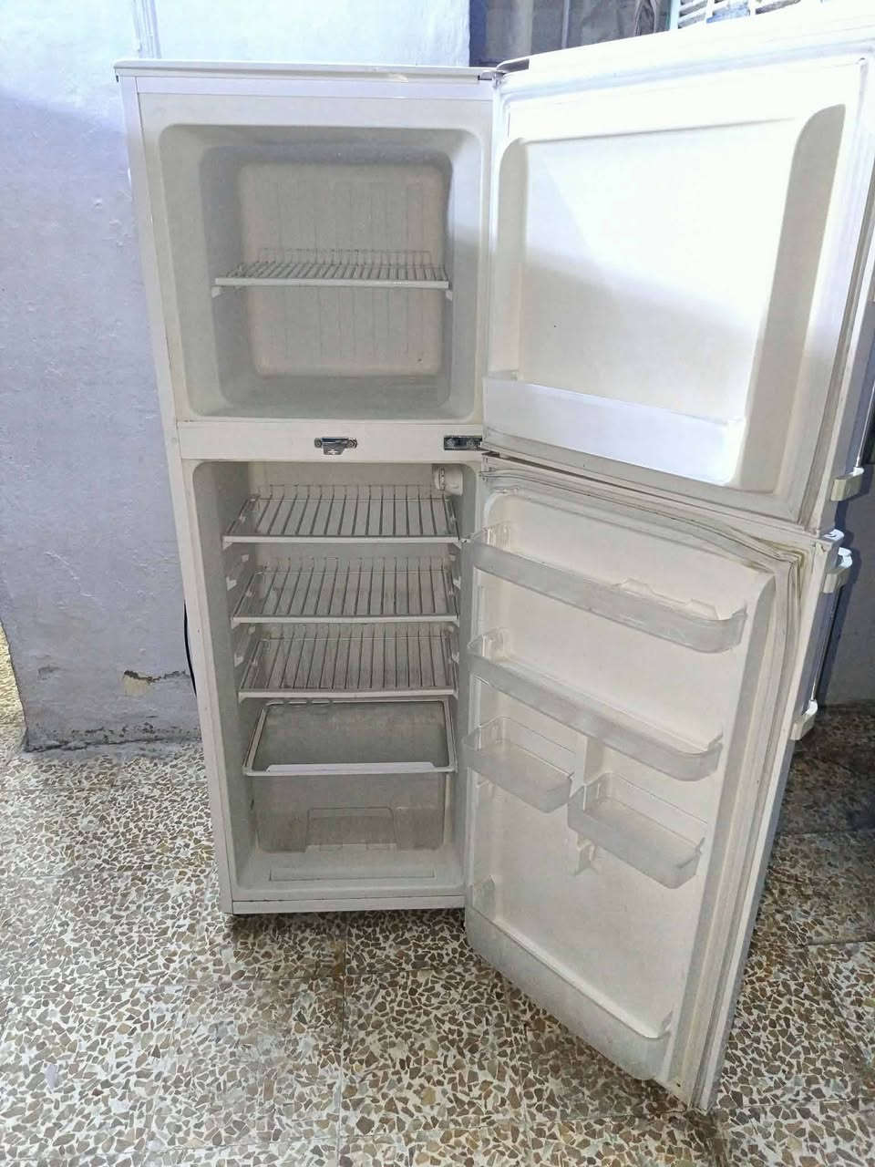 شغال كامل عيون وفرن..
الفرن نظام خطين..
السعر 70 وبي مجال بسيط..

ثلاجة نوعية درجة اولى..
14 قدم نظيفة جدا جدا تجميد فول ماطور الشركة..
السعر 140 بيها مجال بسيط...


**إذا كنت صاحب هذا الإعلان وتريد حذفه لأي سبب، رجاءا أرسل رسالة إلى الدعم الفني**