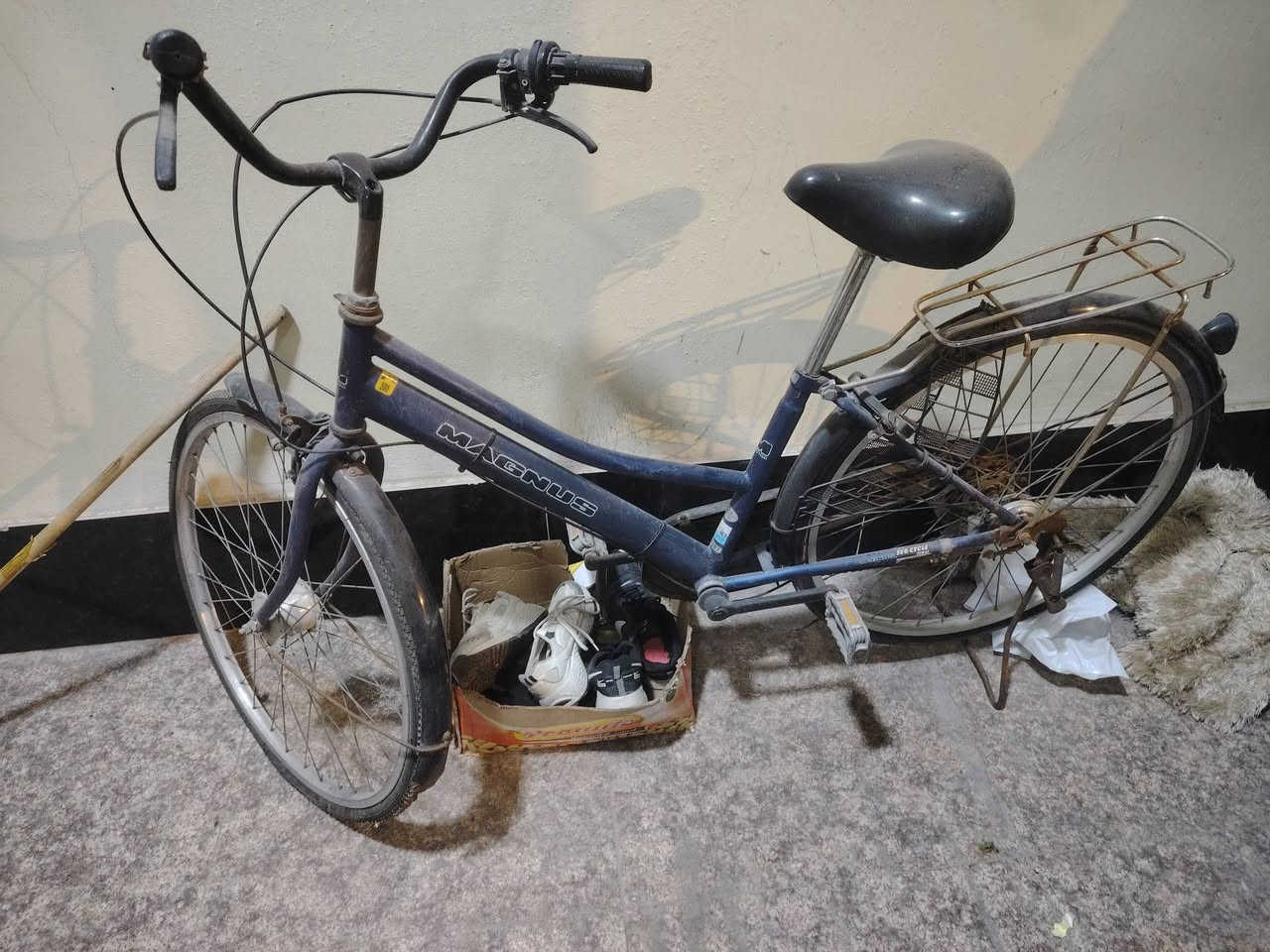 سلام عليكم بايسكلي للبيع متروك فتره حالته هذه سعره ٥٠ الف نهايته ٤٥ محتاجهن رقمي واتساب *********** مكاني قبله ليريده يراسلني
