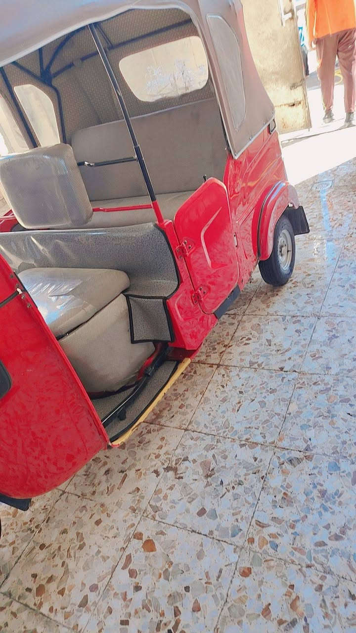 سلام عليكم شباب تكتك حلوة نفس ماموضح الصوره موديل 22 مرقمه وسنويه باسمي تحويل ثاني تكتك  المحرك الكهربائي كلا جديد   تكتك خير من الله تراي زيرو  فقط الخياسات في الصوره  تخم تاير جديد دوشما جديد جادر جديد سفريات جديد  العنوان بغداد الشعله السعر خاص التصال  *********** متواجد الفيس الواتساب
