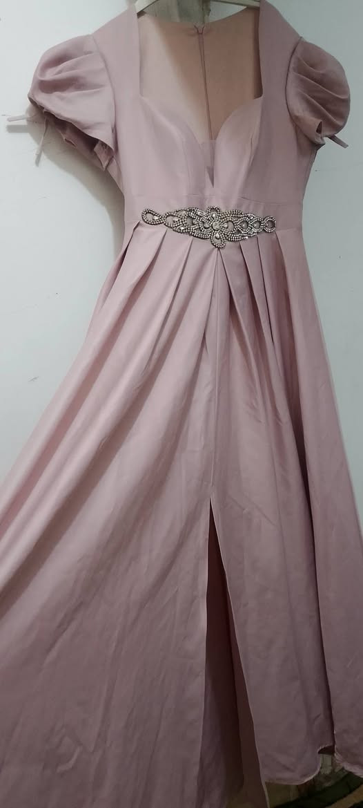 السلام عليكم
هذه بدلاتي كل وحده لابسته ساعتين لبسه وحده صدقا 
البدله البنفسجيه ماخذته 95 رايدته 40
و البدله البيجي و الاسود ماخذته 50 بيه شخطات و مباشره عليهن أريده هسه 20
و هذا ثوب العقد ماخذته 50رايدته 25
يلبسن قياس 40
يعني وزن الحد 58


**إذا كنت صاحب هذا الإعلان وتريد حذفه لأي سبب، رجاءا أرسل رسالة إلى الدعم الفني**