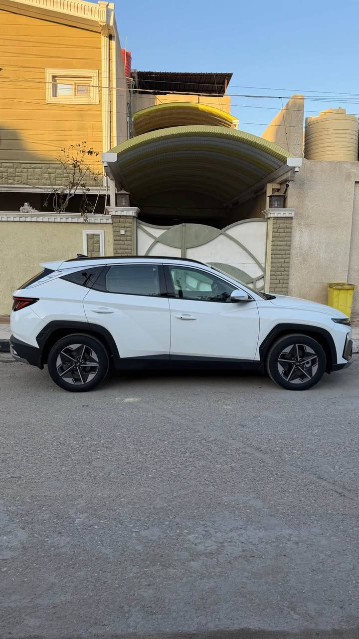 ⸻

 هونداي توسان 2025 – فل مواصفات / اخت الزيرو 

 الموديل: 2025
 الرقم: أربيل دولي
 السنوية: نافذة لغاية 2030
 الاستخدام: شخصي
 الحالة: زيرو تقريباً – اخت الزيرو
 المسافة: 30 ألف كم فقط
 الكفالة: كفالة عامة من الزلغ (الشخط والرصعة)

 المواصفات والتجهيزات:
 • تشغيل عن بعد
 • 4 أنظمة قيادة (Drive Modes)
 • سايد بريك إلكتروني (دگمة)
 • أوتو هولد
 • شاشة ديجتل متصلة
 • كشنتات كهربائي
 • دواخل أوف وايت فخمة
 • تربيد كشنات
 • مرايات شفط كهربائي
 • حساسات أمامية وخلفية
 • كاميرا 360 درجة
 • صندوك كهربائي
 • بردات خلفية
 • سبير (استبن) ما نازل
 • ثبات عالي وسواقة ناعمة

 السيارة نظيفة جداً، ما محتاجة أي صرف
 فحص بأي مكان وعلى حساب المشتري
 نسخة فل – نادرة بهالمواصفات

 فرصة ذهبية للي يريد توسان 2025 بحالة الزيرو وبسعر مناسب (السعر 230)
 للتواصل:  اتصال *********** البصرة, العراق
