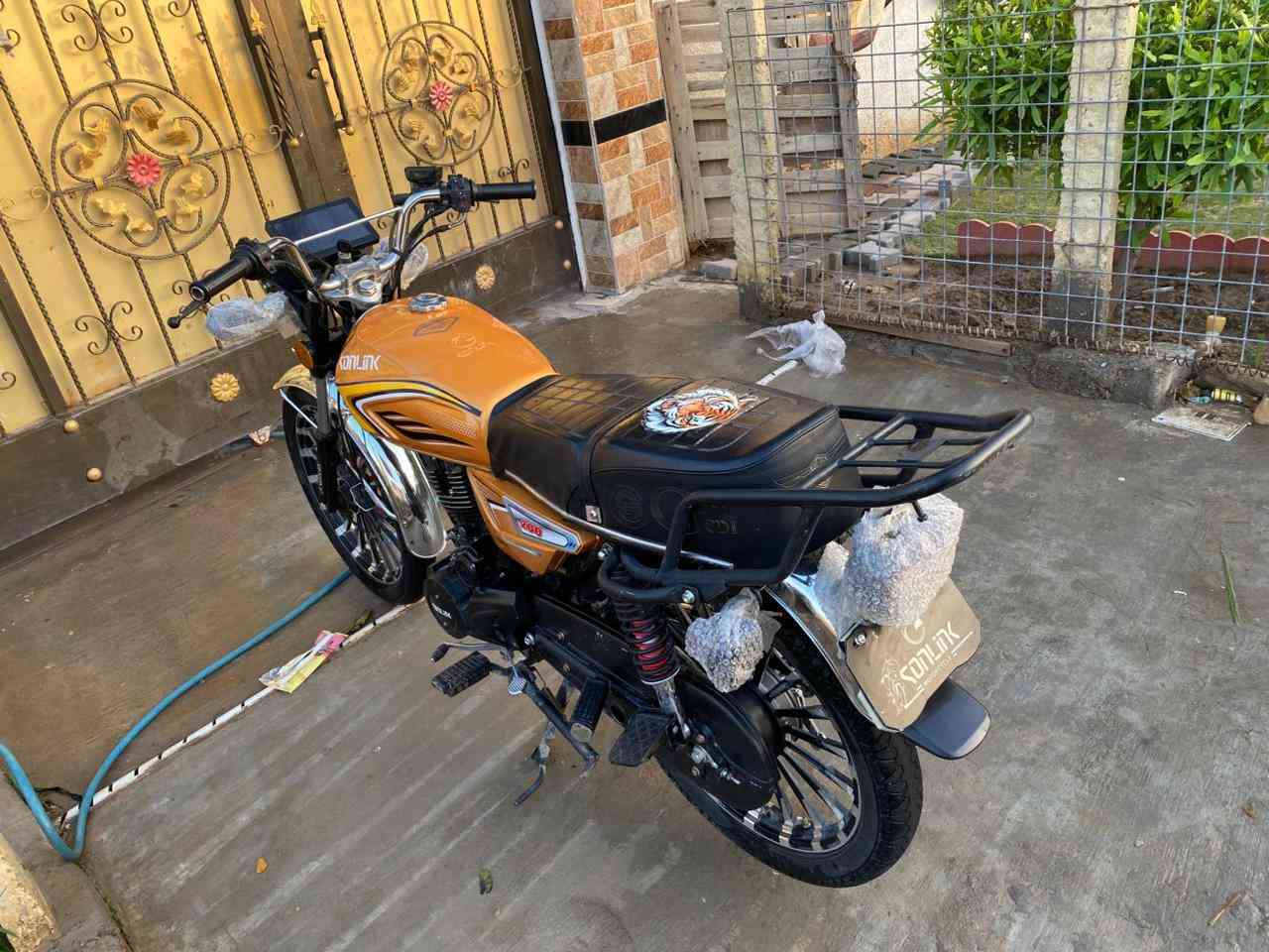 السلام عليكم
دراجه سيفان سولنك ابو الختم موديل 2025 
دراجه جديده كلش مماشيه هواي نضيفه
مكفوله من كلشي مكينه تخبل شلعه ومعدل 
ترايك وين مايعجبك 
مكانها ديالى 
التواصل 

***********
