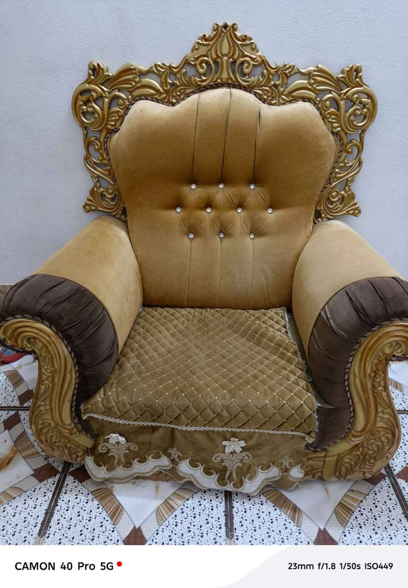 تخم سعره 250 بس يراد له رجلين***********
