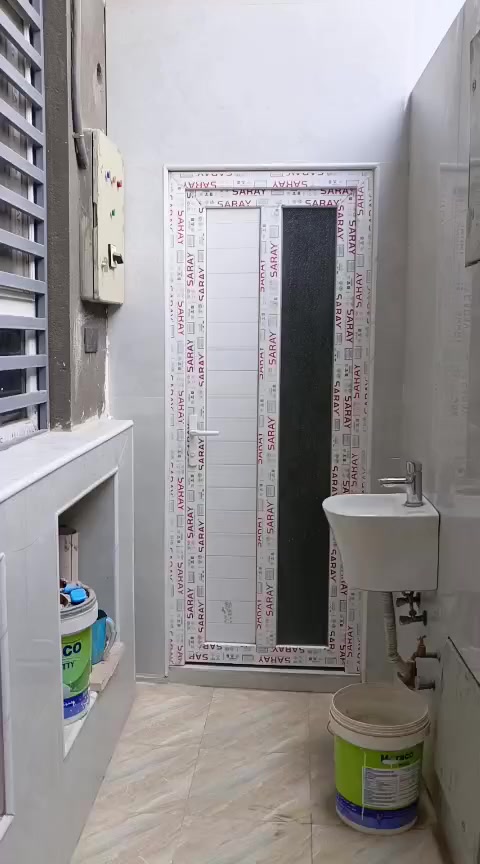 بيت للبيع طابقين بناء حديث درجة اولى غير مسكون الطابق الاول يتكون من استقبال وصاله ومطبخ وغرفة نوم وصحيات داخليه وخارجيه ومنور والطابق الثاني غرفتين نوم وصاله وصحيات منطقة الشموخ قرب مدرسة المخلصون الاهليه المساحة ١٢٠ الواجهة ١١ والنزال ١١ للاستفسار الاتصال بالرقم ***********
