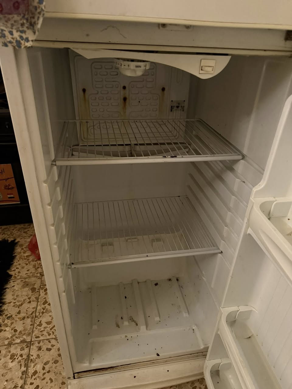 مرحبا عندي ثلاجه كونكود١٦قدم تجميد فول سعرها۲۰۰وبيها مجال لا خياس ولا شي نضيفه حجم١٨قدمالشراي يتصل ***********
