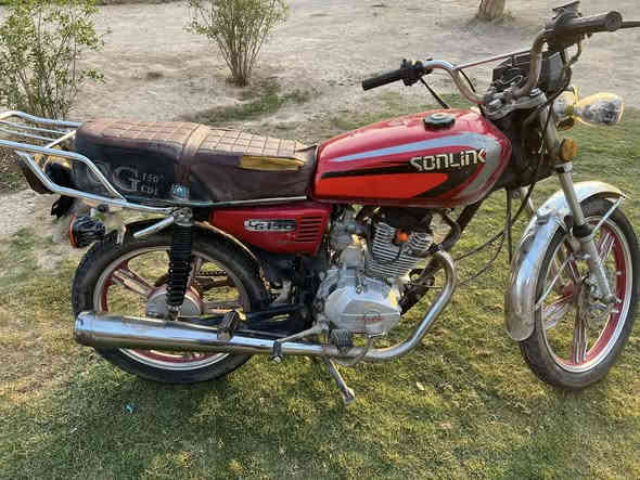 سلام عليكم اخوان دراجة سونگ2020 (5)گير بس محدث 22 دراجة نضيفه اوراق جاهزه اصوليه مكاني بغداد جسر ديالئ الجديد 
للاستفسار ***********السعر (450)وبيها مجال
