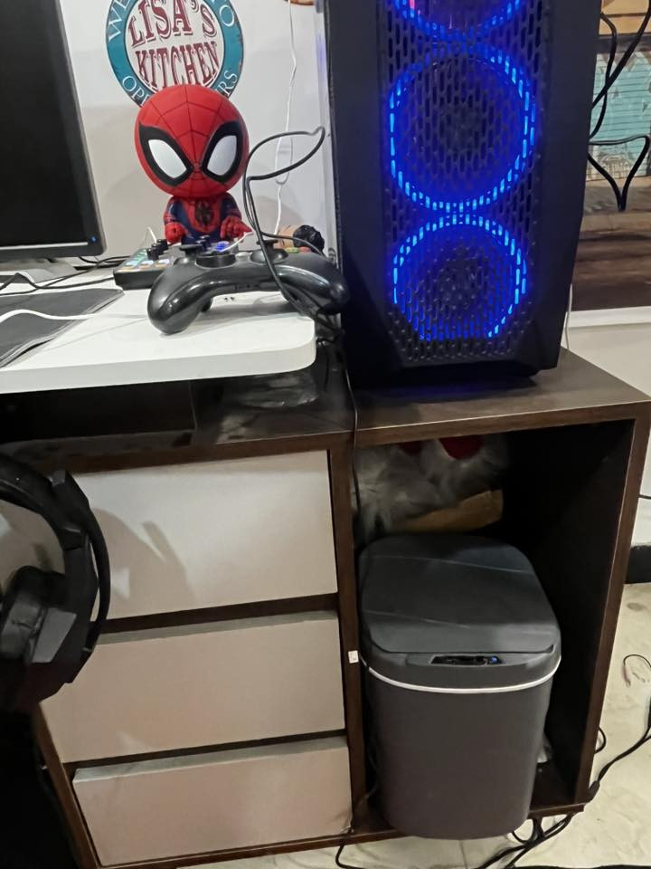 للاستفسار اكثر ***********
حاسبة للبيع مثل ما موضحه بل صور كبالكم أبيعها كلها 
ماوس +كيبورد 
مكسر + مايك 
شاشة 
الكيس 
و الميز
و يوبي اس جبير  
حسابه مرتبه كلش حلوه مستخدمها شي قليل 
المواصفات 
Rx580
Cor i5 جيل ال 9 
SSD 1 تيره و SSD 256 للنضام و HHD تيره 
الرامات 16 
الشاشه متحركه كبيره 60 هيرتز 
ماوس ريد راكون كيبورد ريد راكون ناموس باد جبيره
