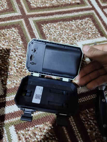 كامره مراقبه ليلي ونهاري شحن سيم كارت وياها جهاز شحن طاقه شمسيه جديده بعدها ما مستخدمه 
مكاني بصره الدير ***********
توصيل موجود
