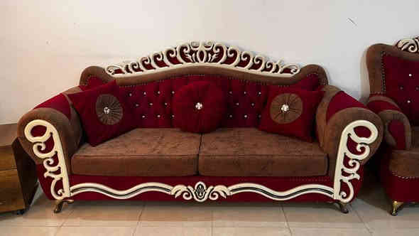 تخم تركي للبيع جديد لوك 6 قطع 4كراسي اصغار وثنين اكبار السعر 650 وبي مجال 
للاستفسار 
***********
