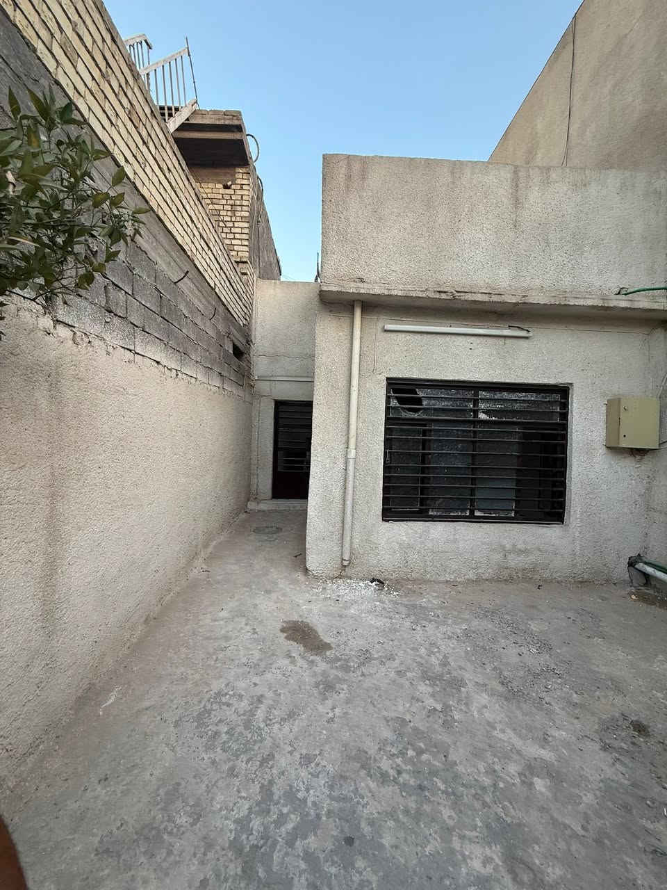 السلام عليكم بيت مساحه 100 متر غرفه نوم واستبقال ومطبخ ابو دشير شارع الضغط قرب مدرسه ابن زيدوان يجار 350 قفل 
***********
