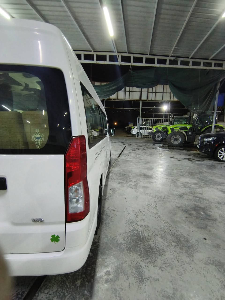 السلام عليكم هايس موديل ٢٠٢٠ سياره جهازة نص فول باب كهربائي تبريد محمور ١٤ نفر السيارة بيها بارد بالصفحة الطويله شويه تعميره مو حلو  وسحبات كارت مبين بالفديو وبيها سونار السعر ٣٢٥ وبيها  مجال كلش قليل الشراي يتصل على الرقم ***********
