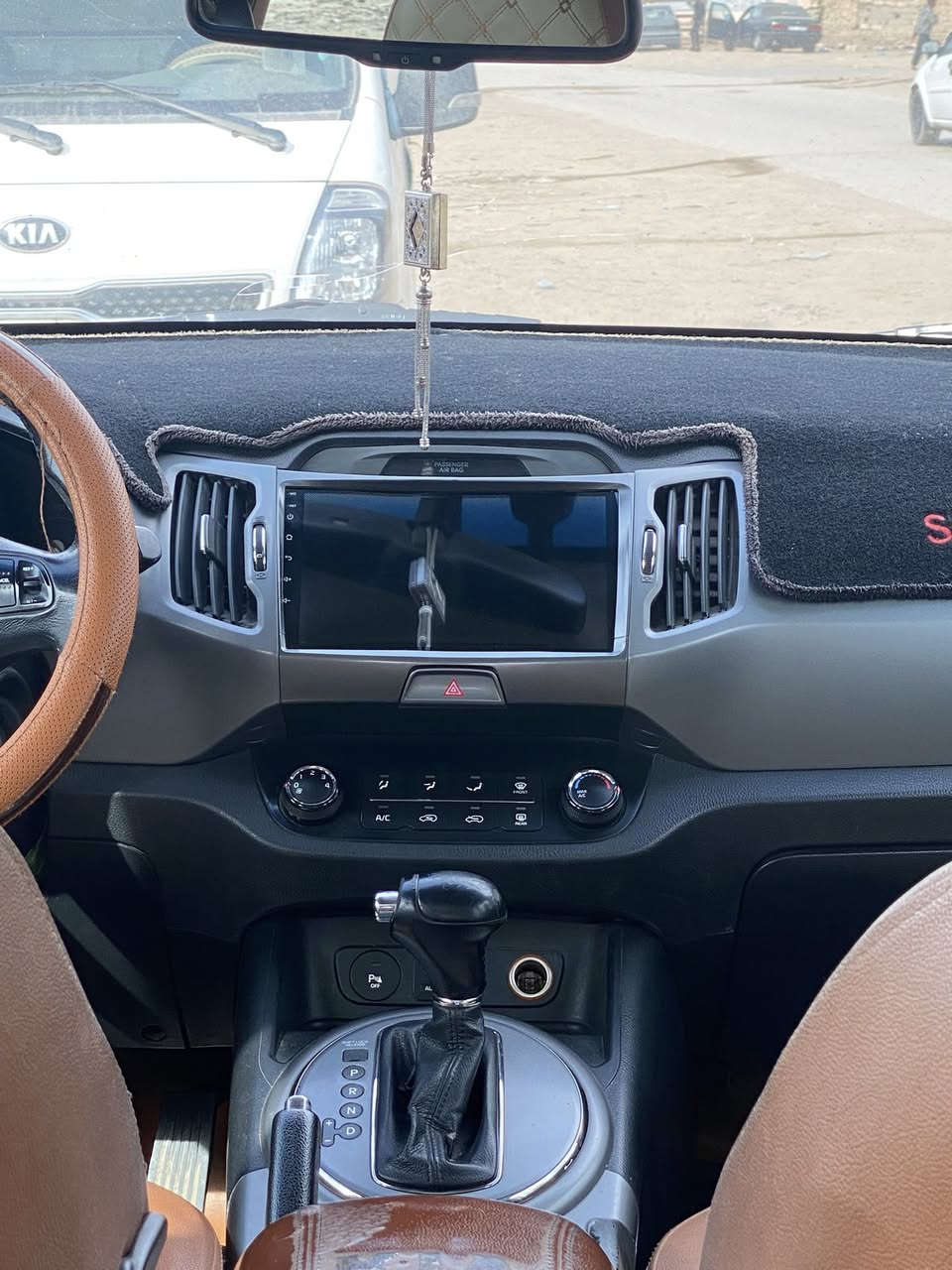 السلام عليكم كيا سبورتج للبيع  سياره استخدام شخصي باسمي بيه قطعه مرشوشه رش فقط بدون معجون اثر شخط بسيط الباقي كفاله عامه محرك ٢٠٠٠ دوش تخم تاير حداديه خير من الله رقمه بغداد انكليزي سعر 165 مكانه بابل ***********
