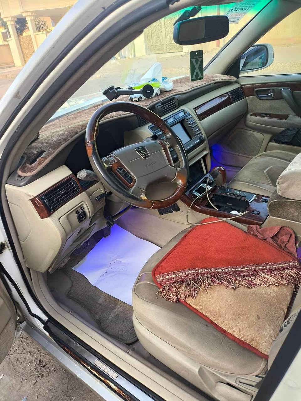 سلام عليكم سيارة ملكة (جنون)موديل 2000 مكفولة اصوليات وكير ومكينة بيها صبغ قمارة والسيارة بيها سستم كامل رقمها بابل بأسمي سنوية منتهية مكان السيارة البصرة ابو الخصيب السعر 115 وبيها مجال
رقم التلفون ‭0783 213 6200‬ الزبير, البصرة
