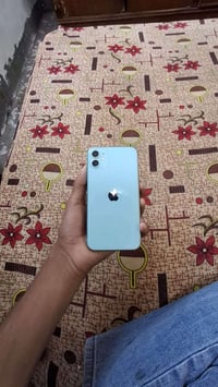 آيفون ١١عادي للبيع شاشه فقط مبدله.  بطاريه٧٥ 07841163055  سعره ١٨٠