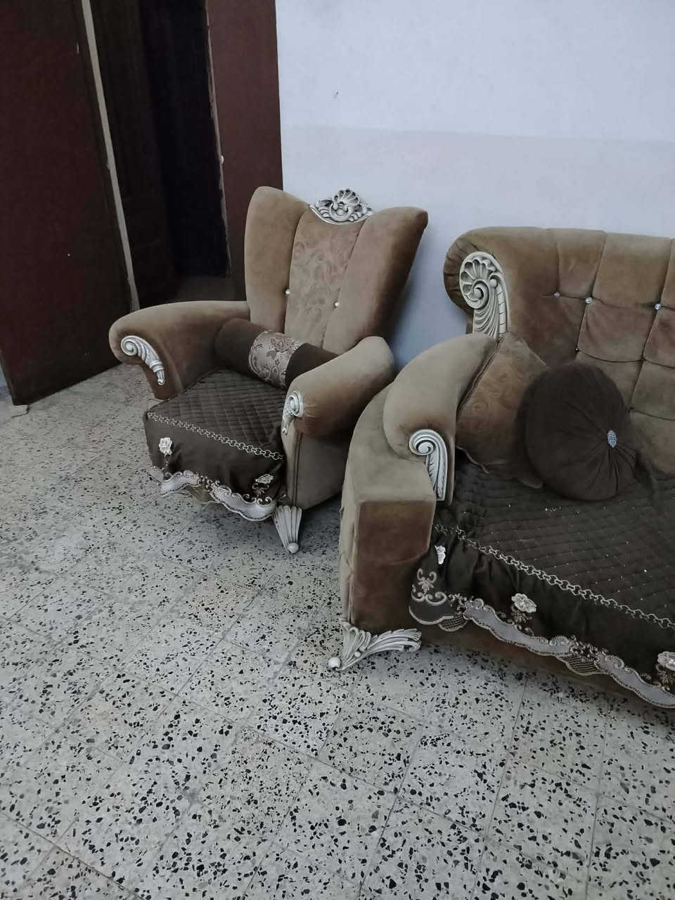 طخم اثنين كبار واحد وسط وكراسي مفرد اثنين مع ميز دائري خمس قطع مع كوشات🤭
المكان  موصل /حي نركال🤍


**إذا كنت صاحب هذا الإعلان وتريد حذفه لأي سبب، رجاءا أرسل رسالة إلى الدعم الفني**