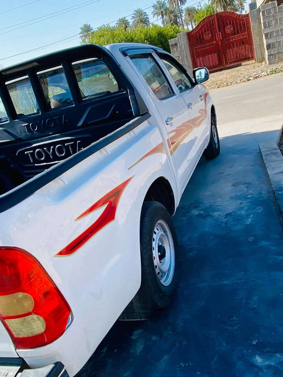 سلام عليكم للبيع تيوتا هايلوكس مديل 2011 السياره جديدة كير محرك مكفولة تخم تاير جديد السياره خير من الله ومكفول كفاله عامه السعر 158 بيه شويت ملاحظات الاستفسار الاتصال على الرقم  *********** متواجد واتساب مكان السيارة البصرة الزبير.
