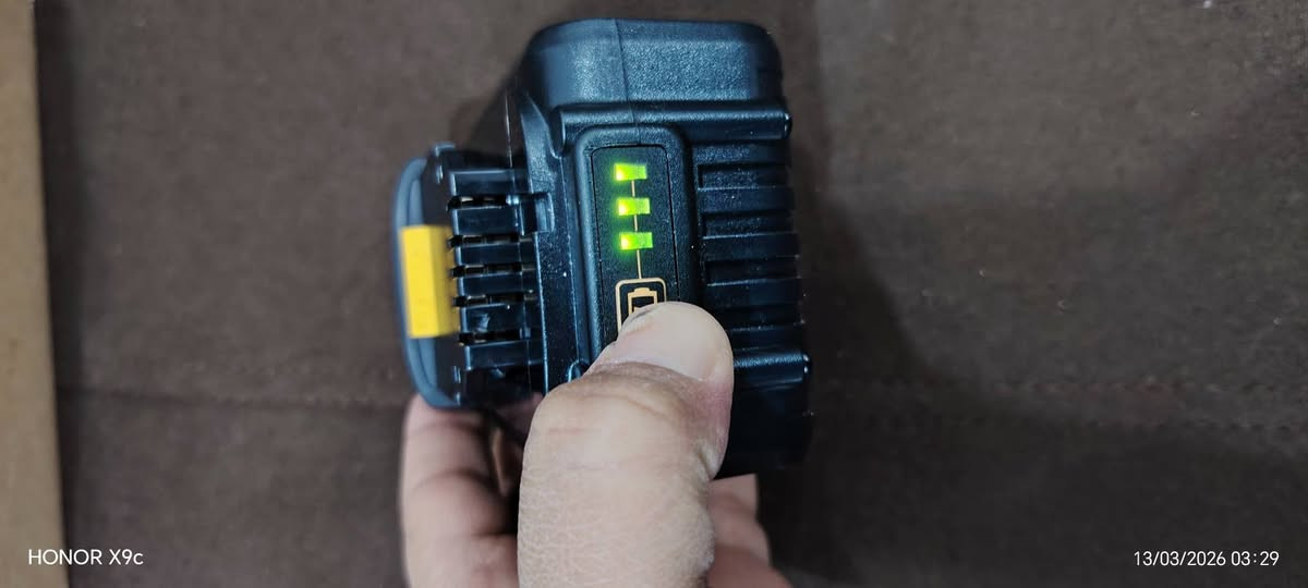 بطاريات اصليات مع الشاحنه الفولتيه والامبيريه وعدد الخلايه موجوده بالصور وزن البطاريه الوحده كيلو خلي سعر باليرضي الله واخذهن


**إذا كنت صاحب هذا الإعلان وتريد حذفه لأي سبب، رجاءا أرسل رسالة إلى الدعم الفني**