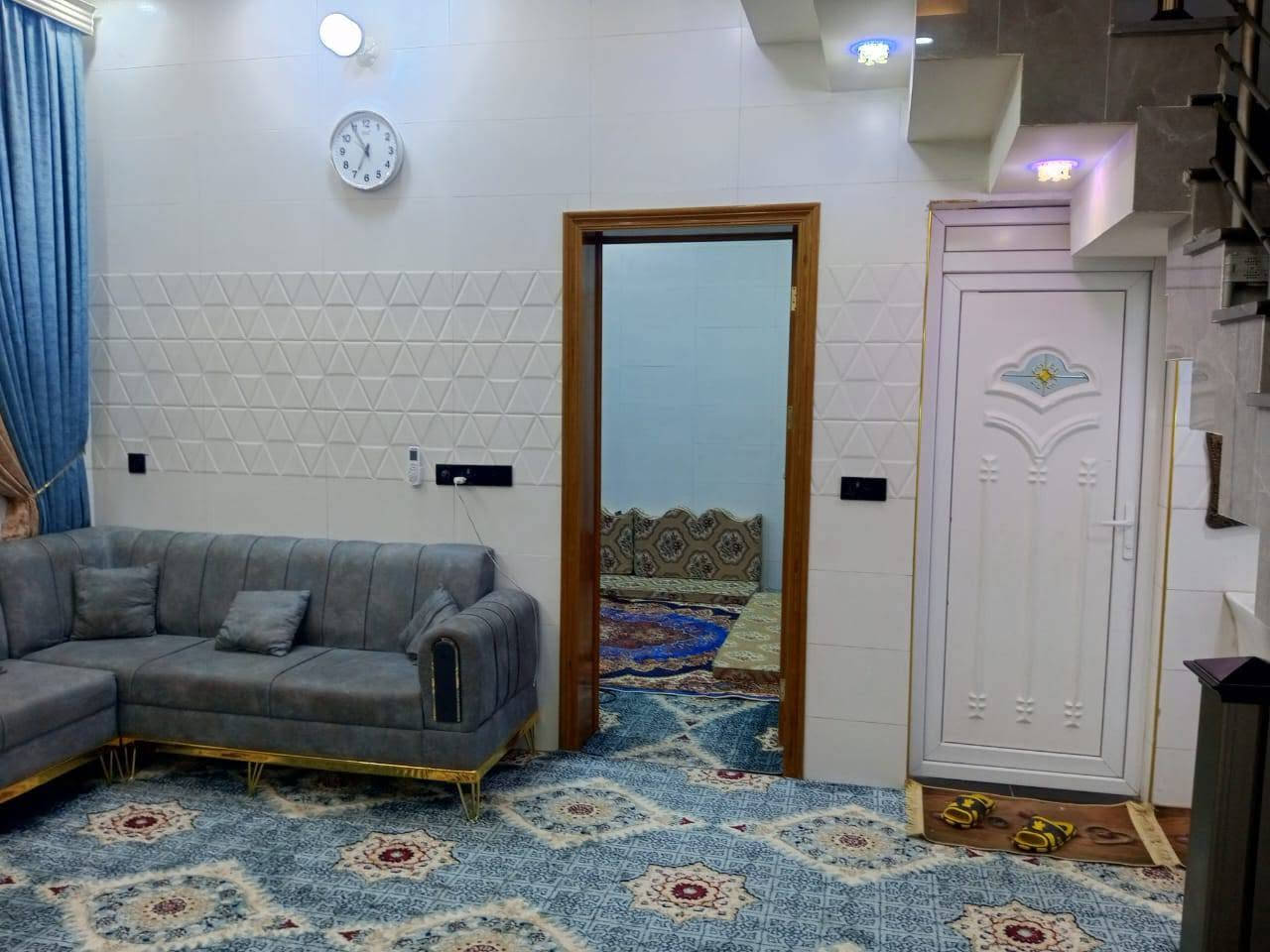 السلام عليكم دار للبيع المساحه 100متر طابق واحدالبيت جديد وبناء جديد كافت الخدمات البوبيات خلف شركه الكرار مقابيل تيل 78  الاستفسار  ***********
