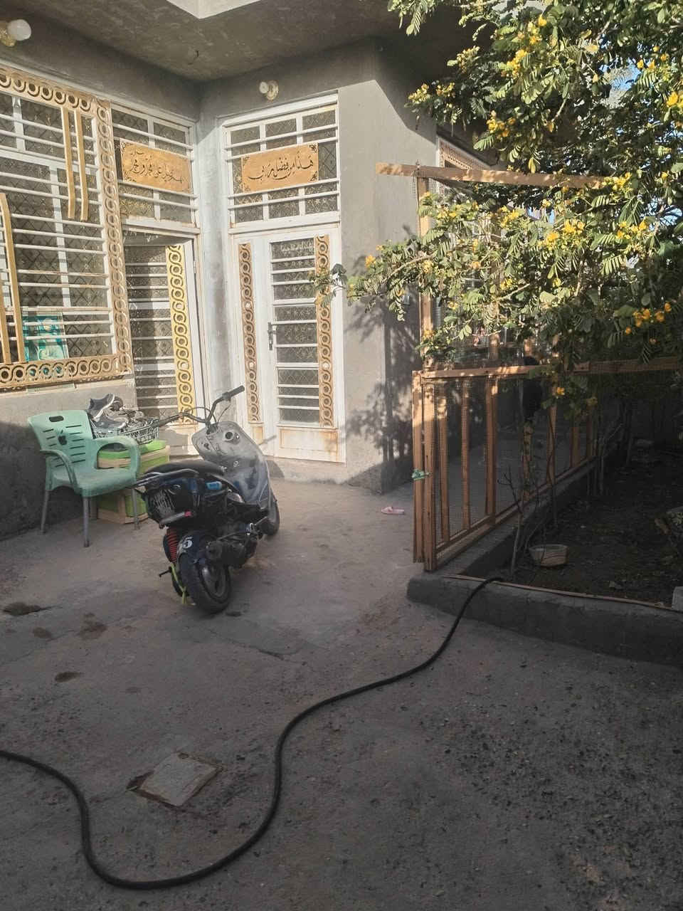 الرئيسي ٧٠متر يحتوي علئ غرفتين نوم وصاله وستقبال
وكراج سياره وحديقه كافت الخدمات متوفره سند ٢٥ وقرار محكمه السعر ٦٠ بيه مجال الموقع الرشيده خلف حلويات ابو علي اتصال***********
