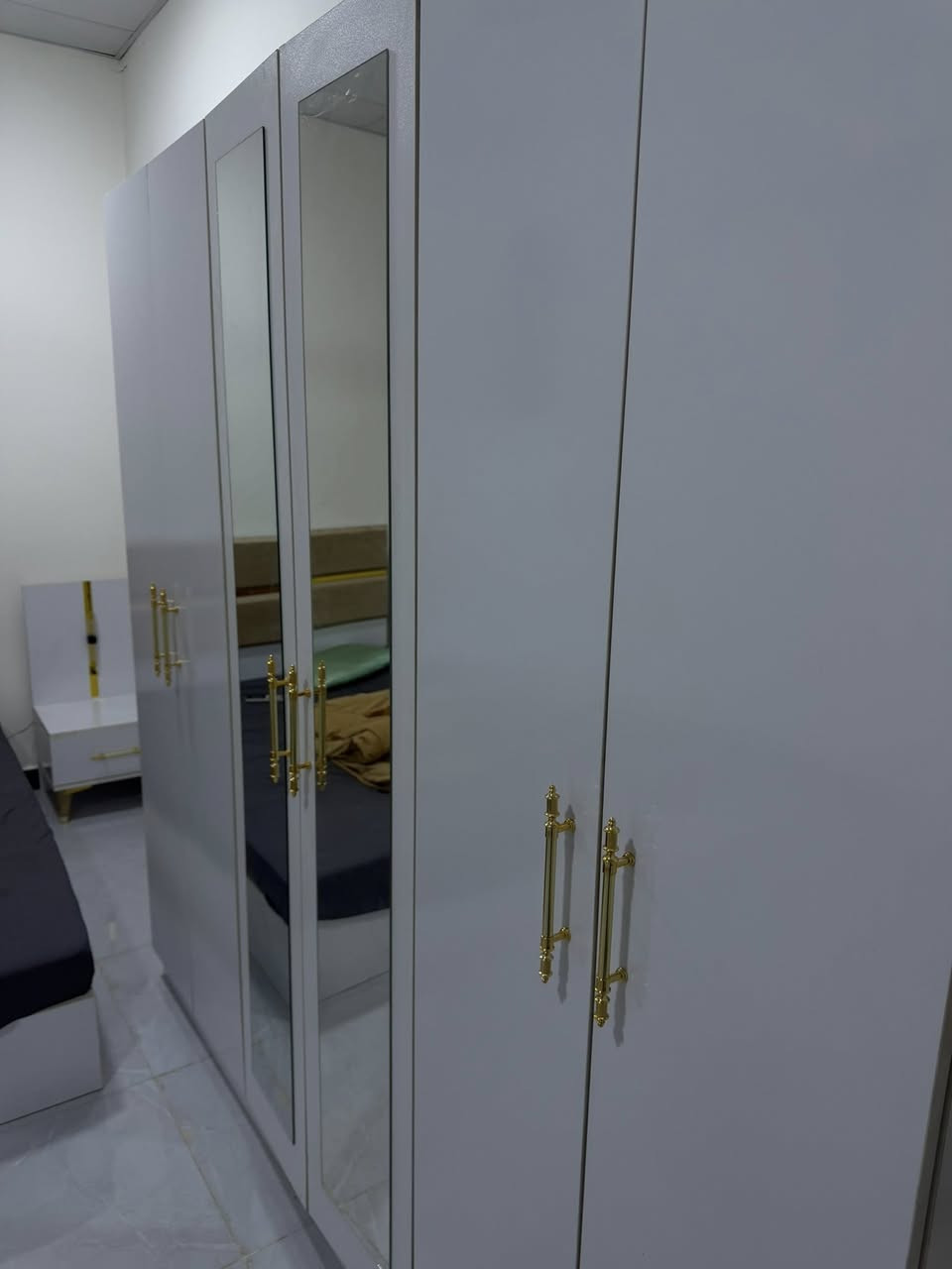 سلام عليكم للبيع  غرفه نوم 5 قطع صارلها 3 اشهر من اشتريتها السعر 450 وبيها مجال بسيط رقمي ***********
