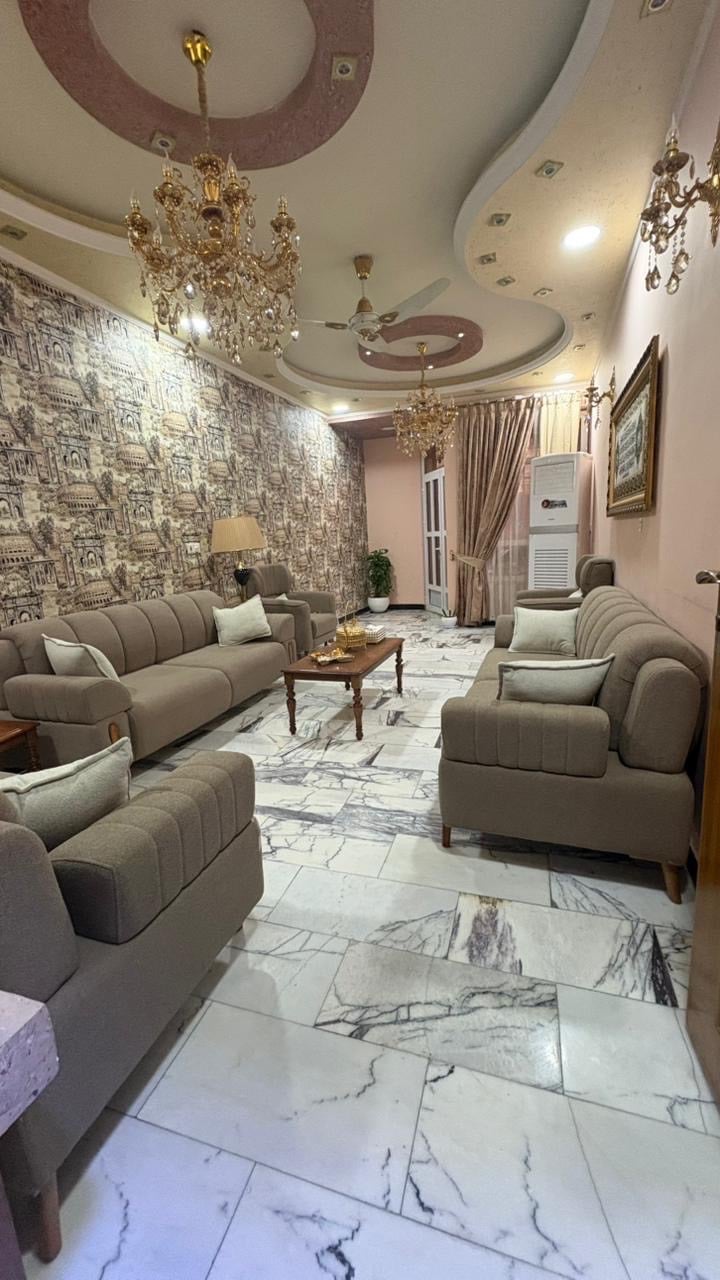 بيت للبيع سند مستقل شارع المغرب بغداد قريب على مدرسه الحريري الابتدائية وقريب على مستشفى الخيال ويحتوي على اربع غرف ومطبخ واستقبال وصالهاثنين  واربع حمامات وسعر المتر ٦ مليون والمساحه ١٩٣ والواجه ٨