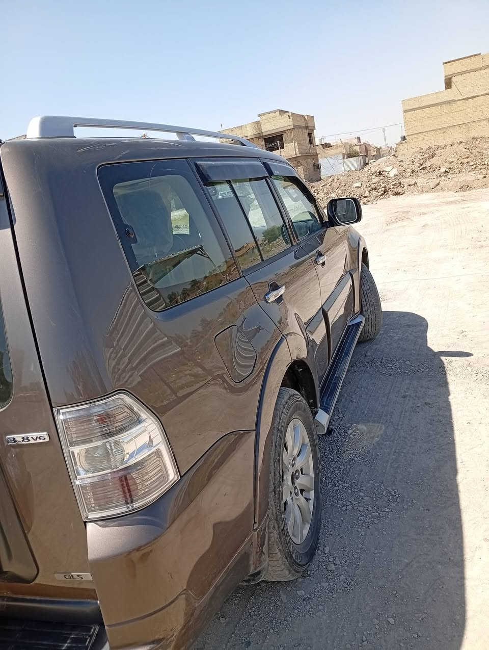 السلام عليكم باجيرو موديل 2010السيارة فول مواصفات فتحة سقف ودمام وتحكم استيرن جهتين وانضمة انزلاق ودفلوك السيارة مكفولة كفالة عامةعدة بارد شبر بل باب البصف السابق محرك 3800 محرك وكير مكفولات كهربائيات كلهة شغالة تبريدهة ثلج مكان السيارة بغداد الشعلة للاستفسار ***********
