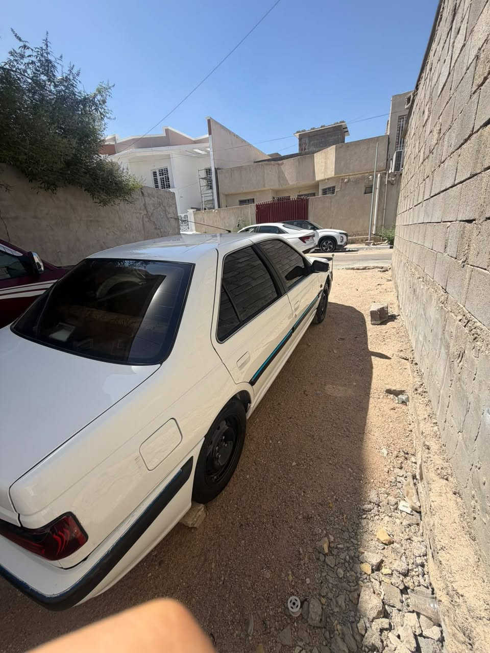 سلام عليكم 
بيجو بارص موديل21 لون ابيض رقم واسط مميز سياره كفاله عامه وما ماشيه قليل سنويه بعد 6 اشهر وتجدد رقم جديد وبس بيه بارد بل باب وجاملغ خلفي سعر 60 رقم هاتف *********** بصره زبير
