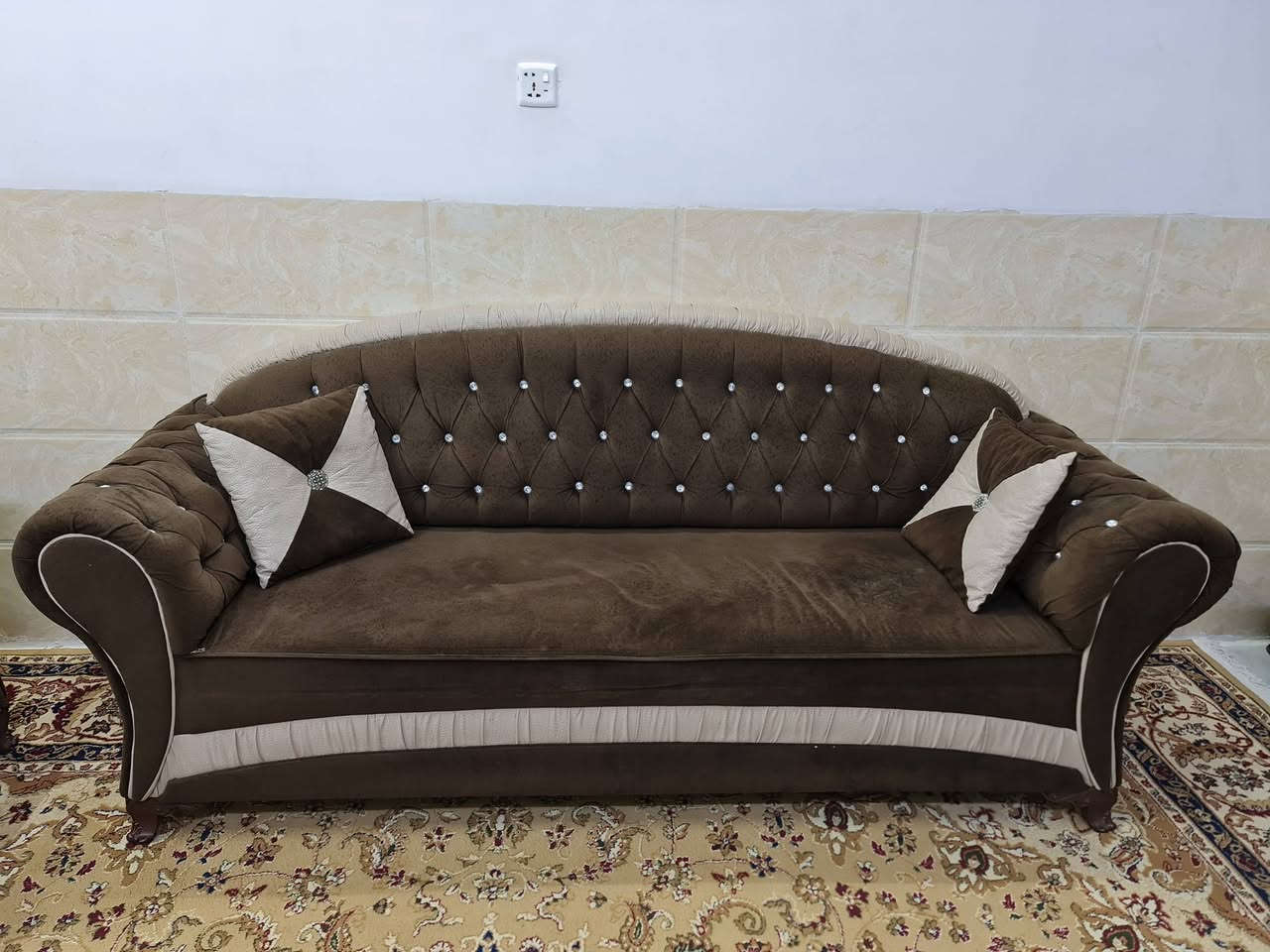 السلام عليكم
قنفات خمس قطع للبيع 
نظيفة والخشب عراقي
قنفتين ٢١٥ سم
قنفة ١٦٢ سم
قنفتين ١٠٤ سم
السعر ٢٧٥ الف وبيها مجال
للتواصل ***********
