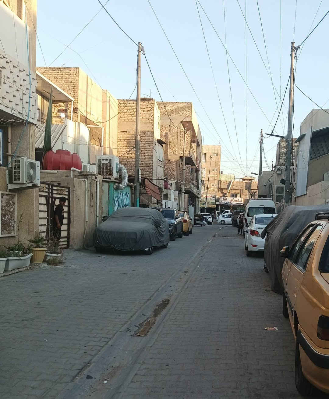 بيت رهن مسلح بناء قديم بس نظيف وبي تعمير لان مساحه ٤٥ متر صاله ومطبخ وحمام وتواليت طابق ثاني حول وغرفه كبيره وسطح قريب من شارع عريض دور مقابيل حلويات الحمداني ١٥ مليون وايجار ٢٠٠ ولمده سنه ونص إني صاحب البيت ***********
