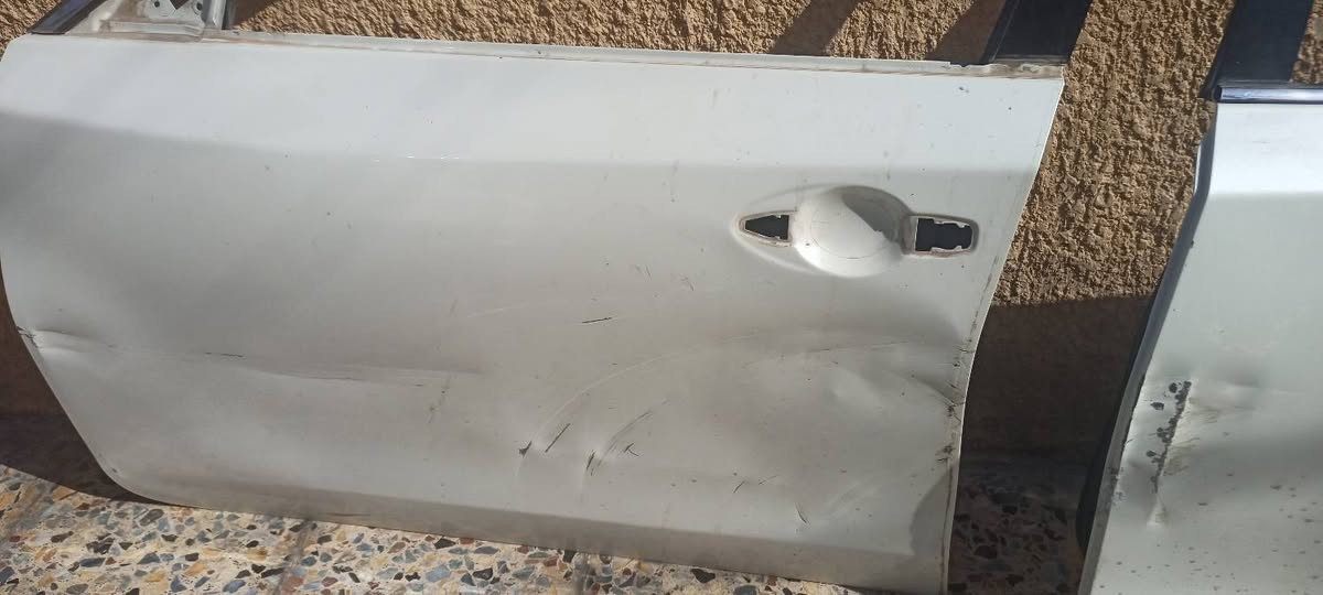 سلام عليكم
عندي هاي البابين للبيع  مكاني بغداد مال نيسان التيما 18 ابيض صدفي باب السايق وخلف السايق بيهن شخوط حادث بسيط 
حسب ما موضح بالصور 
الي ايفيدنة قيم وأخذ 
***********
