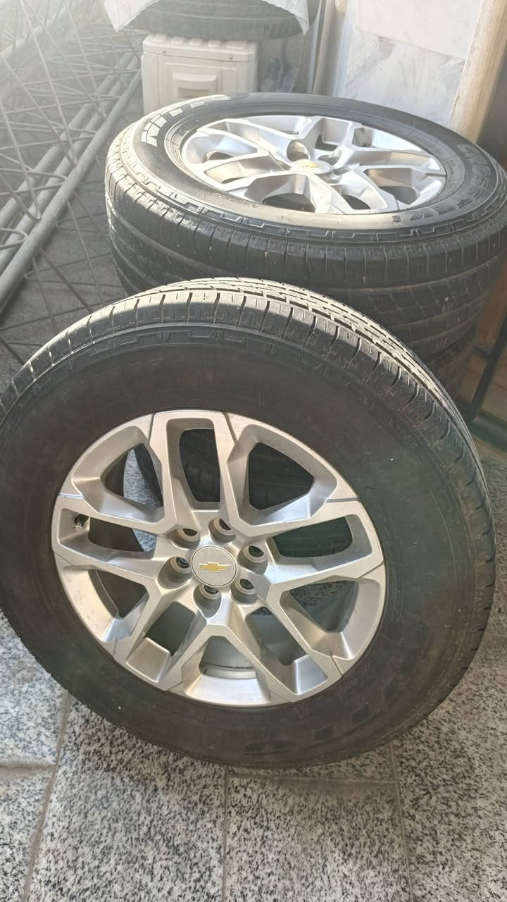 السلام عليكم
للبيع تخم ويل 18 بلادي اصلي مال ترفرس مع 4 تايرات نظيف جدا
255 / 65 / R 18
مكاني بغداد
***********  +  واتس ب
