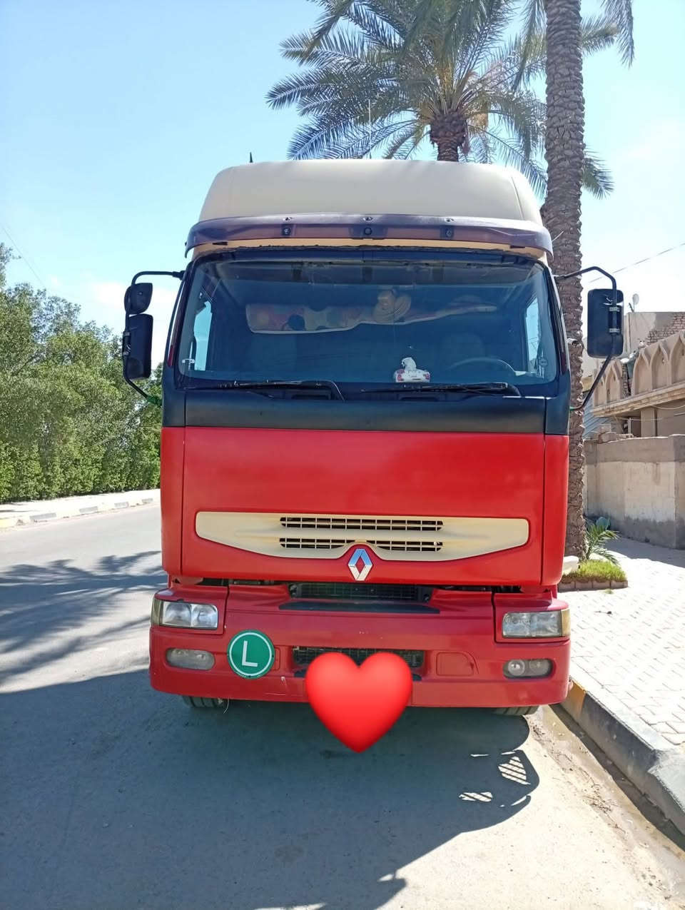 السلام عليكم السيارة للبيع محورة بم ونوزل تحويرالجرف يم هادي،، السيارة كفاله عامة تبريد صوبه رتايدر ماعدا الويالة كروم ،،السنوية لل 27 مسجلة ذات جوانب متحركه 3دنكير رقم العربة شعار قديم رقم سليمانية بسمي شرط تحويل مسجلة تك تاير***********
