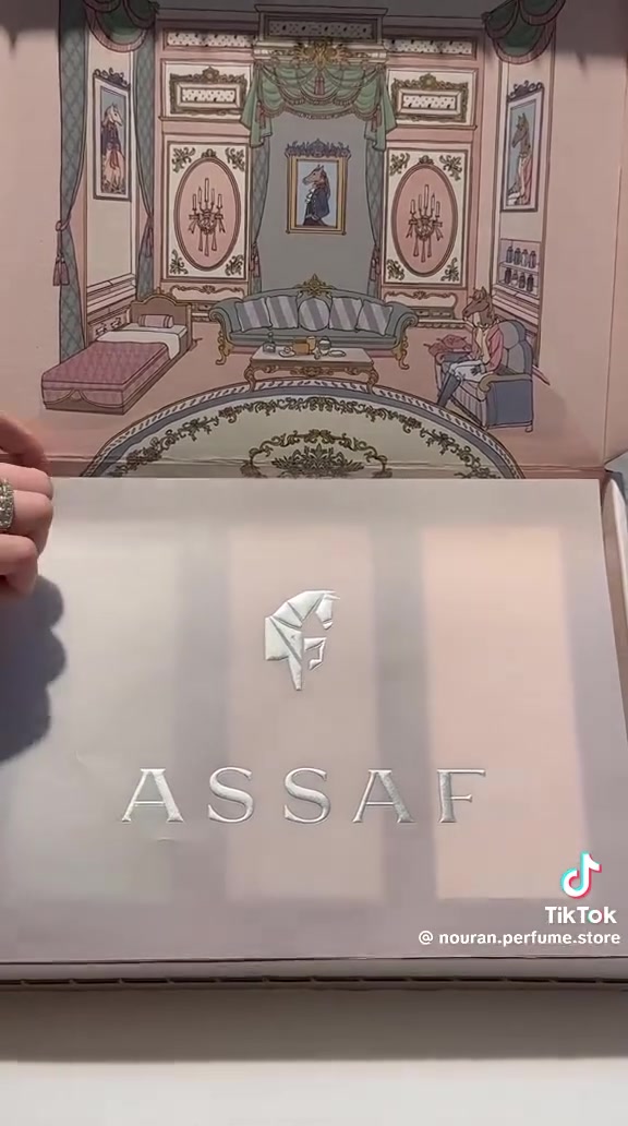 هذه علبة "المجموعة الفيكتورية" من ماركة العطور السعودية عساف.تحتوي العلبة على ثلاثة عطور بحجم 100 مل، مصممة بتصميم قصر.تتضمن المجموعة عطور: جولييت، إليزابيث، وشارلوت.تتميز الروائح بمكونات مثل الورود، المارشميلو، الفانيليا، والعنبر.🌺🌺🌺


**إذا كنت صاحب هذا الإعلان وتريد حذفه لأي سبب، رجاءا أرسل رسالة إلى الدعم الفني**