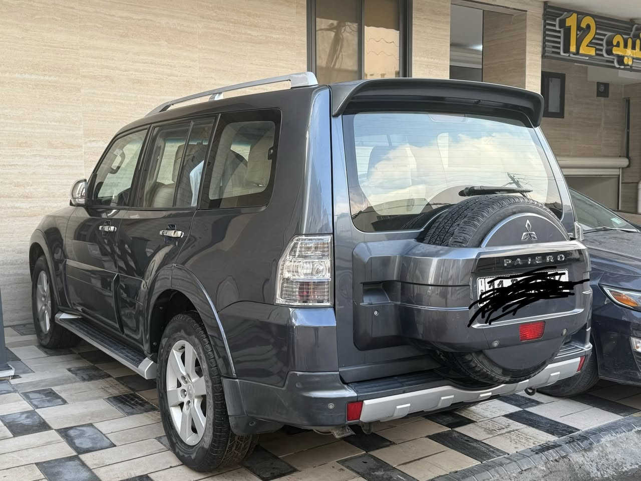 باجيرو  ٢٠٠٨  محرك ٣٨٠٠  GLS اعلى فئة بالباجيرو. اللون رمادي رقم دولي انكليزي بغداد ماشية ٩١ الف كيلو متر حقيقي 
فول مواصفات مقاعد جلد كهرباء 
داخل بيجي 
فور ويل سلايد روف 
مري شفط 
اشاير بلمري 
حساسات خلفية   تبريد جيد جدا  
7راكب 
تبريد 3قطع 
 السياره مكفولة من الصبغ فقط الدعامية الامامية 
وجزء من الدعامية الخلفية 
السعر 14000 الف دولار 
للاتصال
***********
