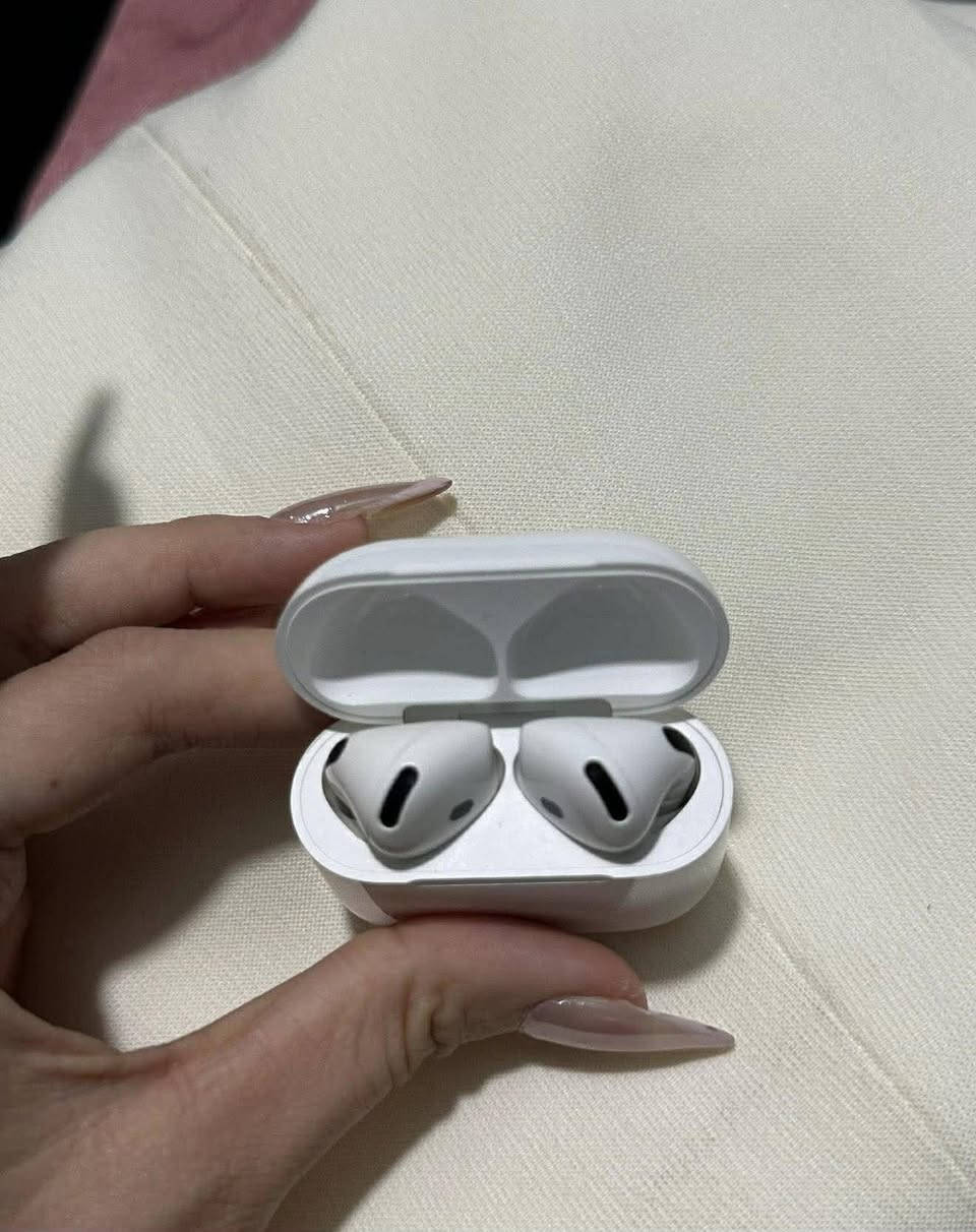 سماعات باله أمريكي Air pods 4 الحديث
اصلي باله أمريكي ، باله مستعمل بس كلش نظيف وياه حافظة جلد مع كيبل كتان 
ما مفتوح ولا مصلح بطارية قوية صوت قوي 
بإمكانك تفحص قبل الدفع ، اصلي باله 
سعره 20 قفل قفل توصيل مجاني  نظافة 90% قطع محدودة 
للحجز واتس اب فقط ***********
