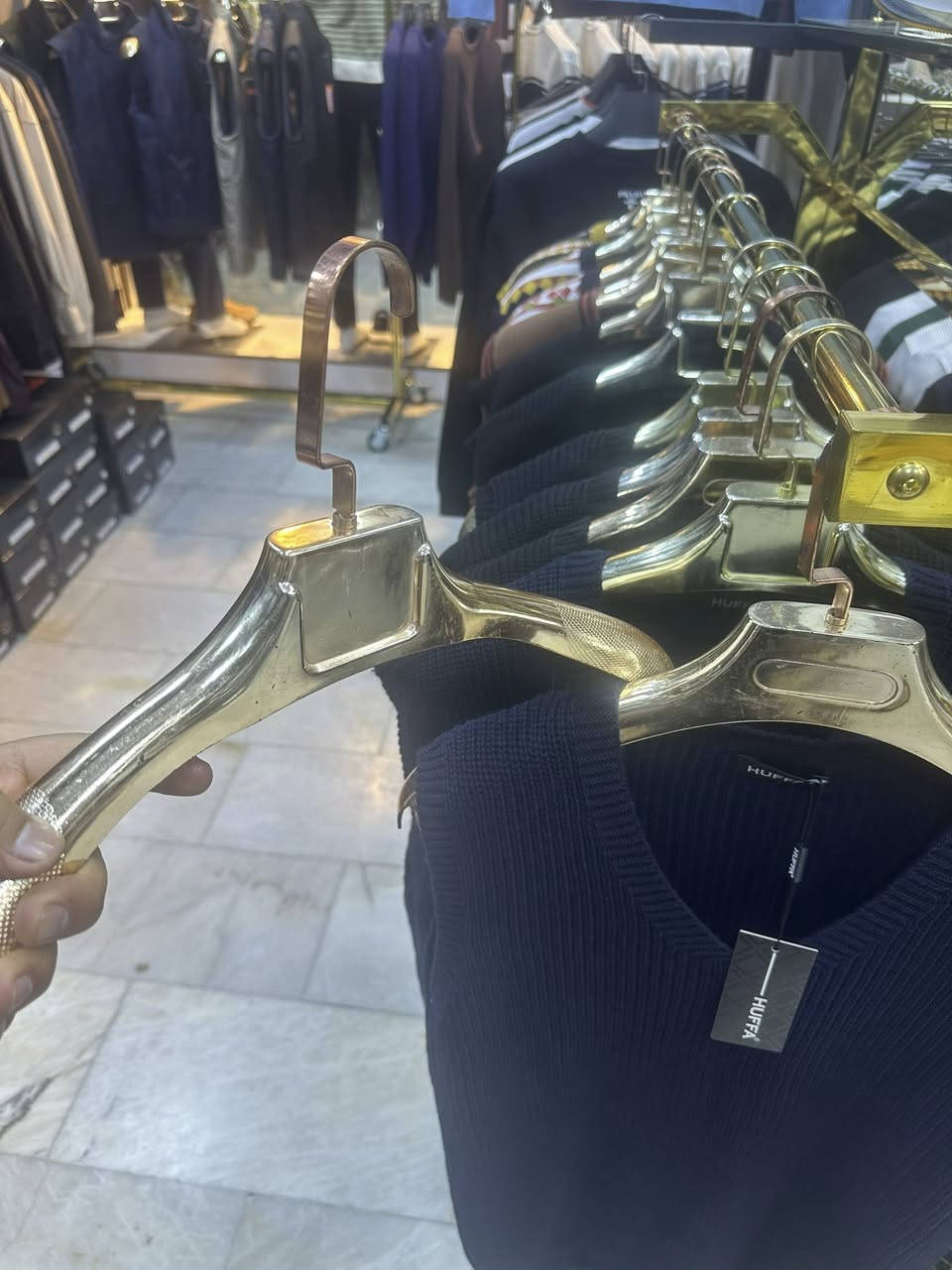 للبيع تعاليك 162قطعه ستاند حذاء 41قطعه استاند شقه11قطعه مساطر القياس 120+كرسي احذيه 50 قطعه سعر 400 دينار القطعه ابيعه شلع /***********
