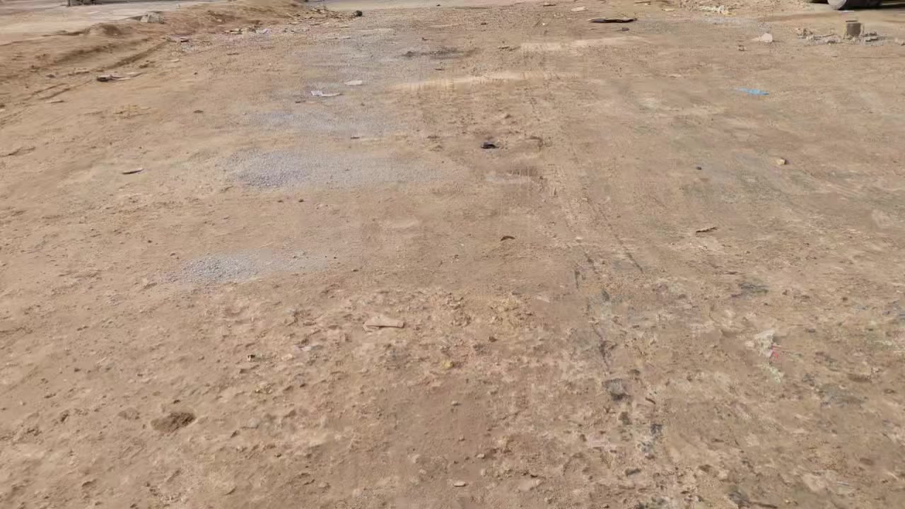 السلام عليكم بيت للبيع + ٦ محلات على الشارع العام البيت يحتوي على ٦ غرف نوم +استقبال ١٠×٤
المساحه ٩٠٠ متر للستفسار اكثر(***********)
