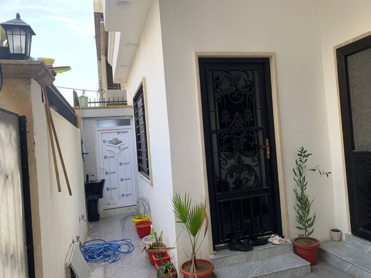 🏠 دار للبيع - حي الملايين الأولى
الموقع المميز:

• حي الملايين الأولى - تقطيع الحاج محسن.

• القرب من جامع الصواف.

المواصفات العامة:

• المساحة: 160 متر مربع.

• الواجهة: 10 متر (واجهة ممتازة).

• عدد الطوابق: طابقين.

تقسيم الدار:

الطابق الأول:

• غرفتين نوم.

• صالة (هول) داخلية.

• غرفة استقبال.

• مجموعات صحية.

الطابق الثاني:

• صالة (هول) واسعة.

• مجموعات صحية.

📞 للاستفسار والتواصل مباشرة :

• ***********

• ***********
