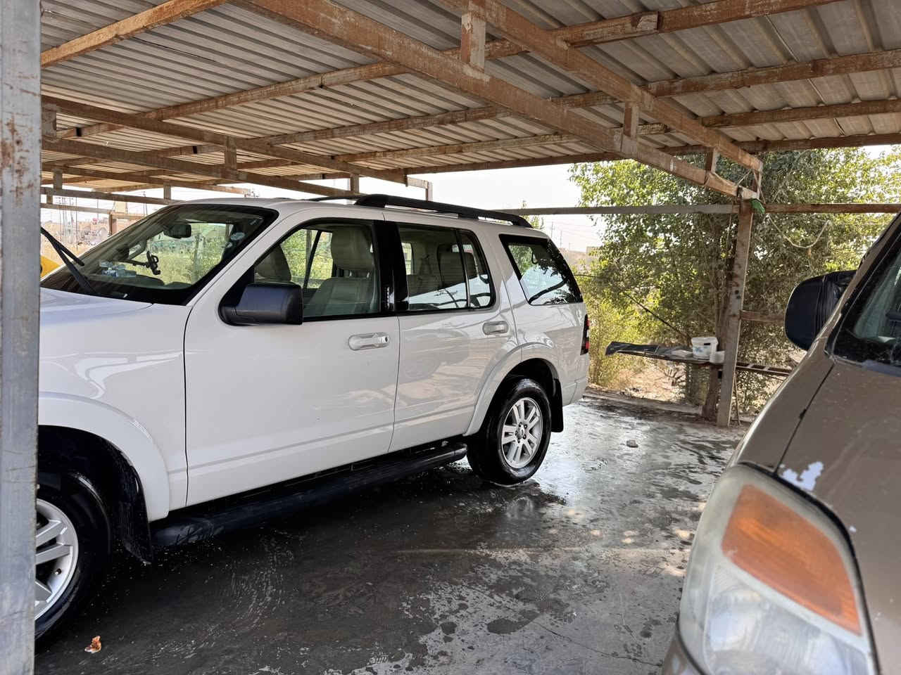 سلام عليكم
فورد اكسبلور 2010
مكينة V6   4.0L
مواصفات كشنات جلد 
فتحة سقف 
سيارة خليجي 
سونارها موجود 
سعرها 133 وبيها مجال 
مكان ذي قار الشطرة 
للاستفسار ***********
