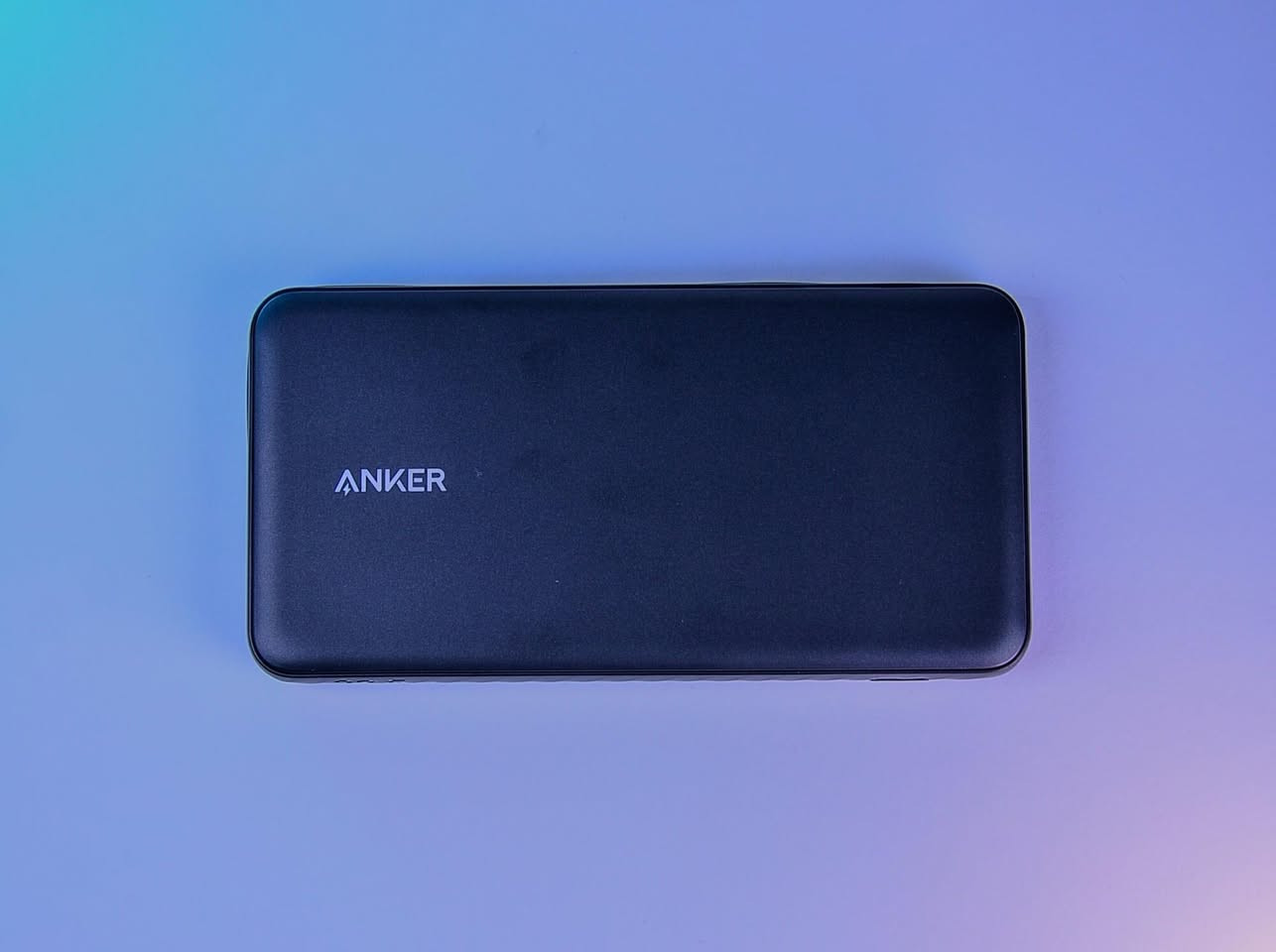 ضمان سنتين
باور بانك Anker Zolo (10K, 22.5W)
السعة: تبلغ سعته 10,000 مللي أمبير في الساعة.  
الطاقة: يدعم الشحن عالي السرعة بقدرة تصل إلى 22.5 واط.  
المنافذ والكابلات: يحتوي على منفذ USB-C ومنفذ USB-A، بالإضافة إلى كابل USB-C مدمج بزاوية 90 درجة.  
ميزة الشحن المتعدد: يمكنه شحن 3 أجهزة في وقت واحد باستخدام جميع المنافذ والكابل المدمج.  
التصميم: يتميز بتصميم نحيف وعملي مع كابل مدمج يسهل حمله واستخدامه دون الحاجة لكابلات إضافية.  
التوافق: متوافق مع أجهزة Apple و Samsung


**إذا كنت صاحب هذا الإعلان وتريد حذفه لأي سبب، رجاءا أرسل رسالة إلى الدعم الفني**
